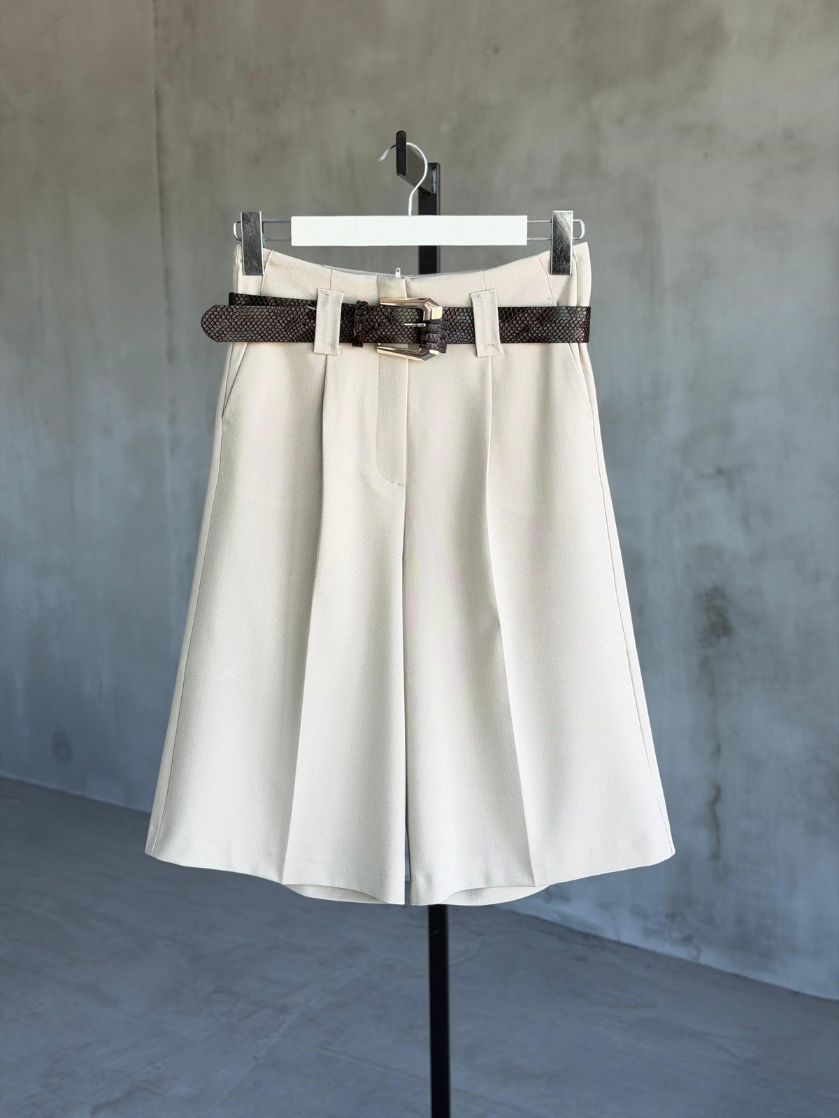 Premium Kemerli Bermuda Pantolon (Taş)