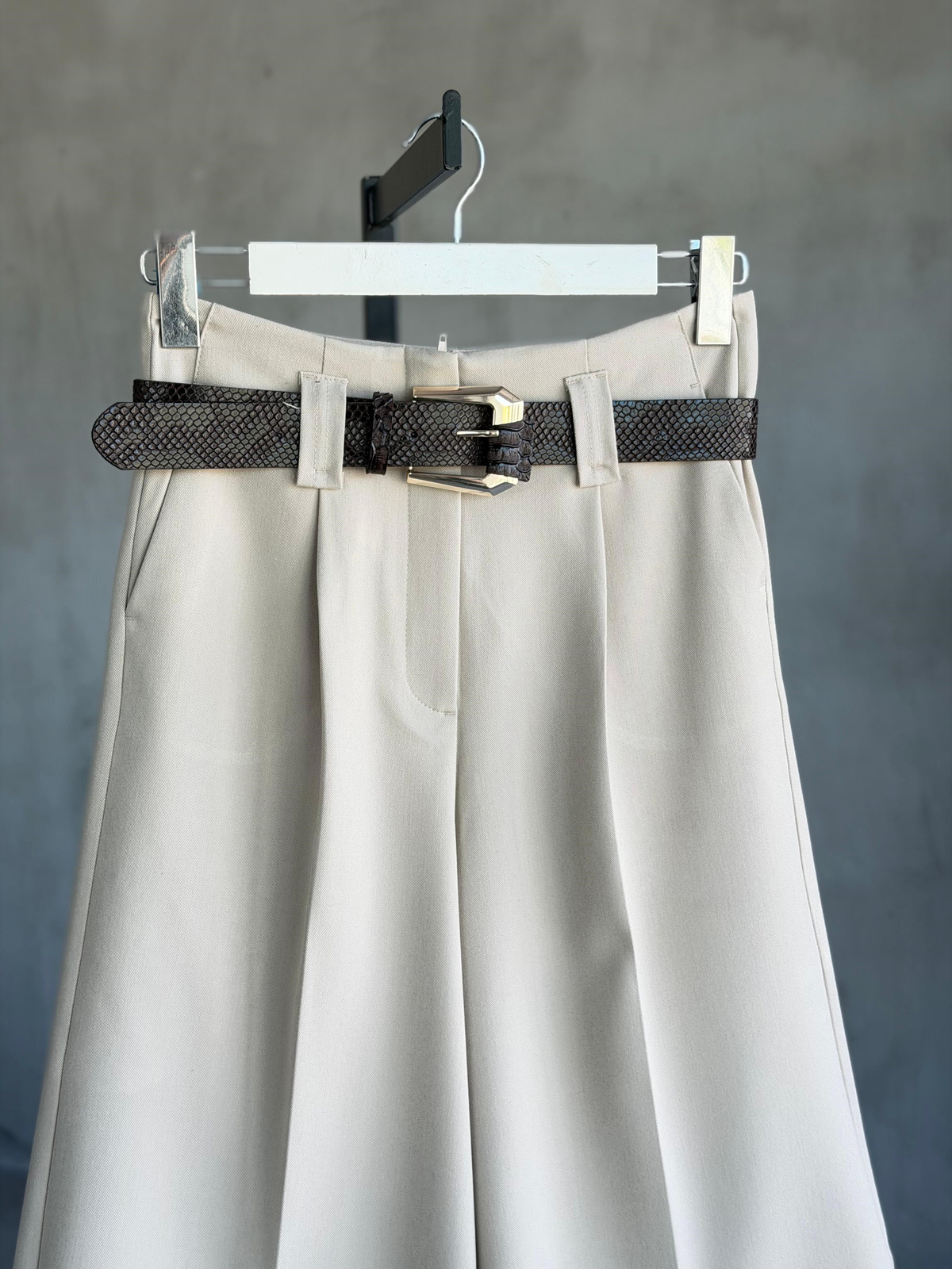 Premium Kemerli Bermuda Pantolon (Taş)