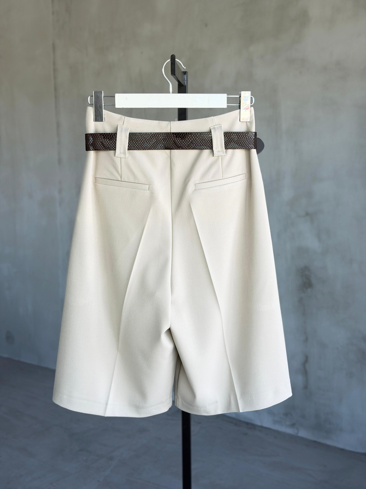 Premium Kemerli Bermuda Pantolon (Taş)
