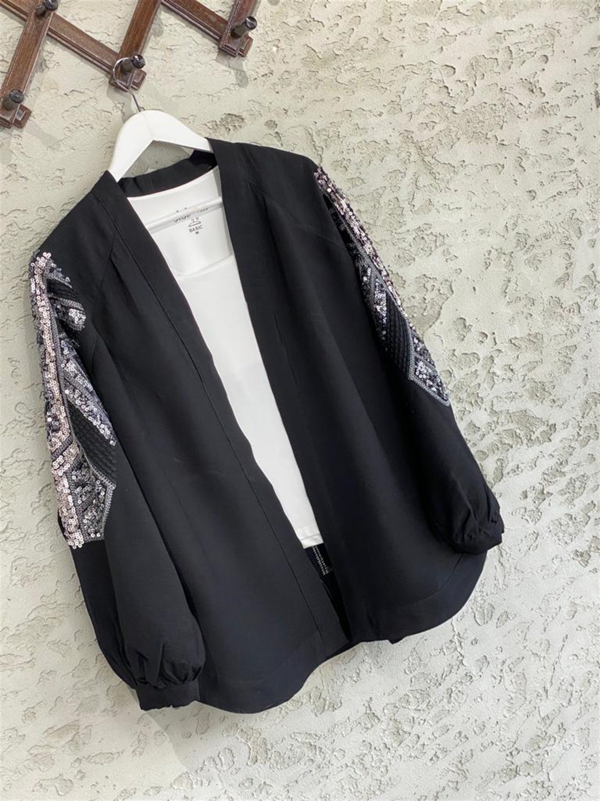 Pul Payet İşlemeli Siyah Keten Kimono