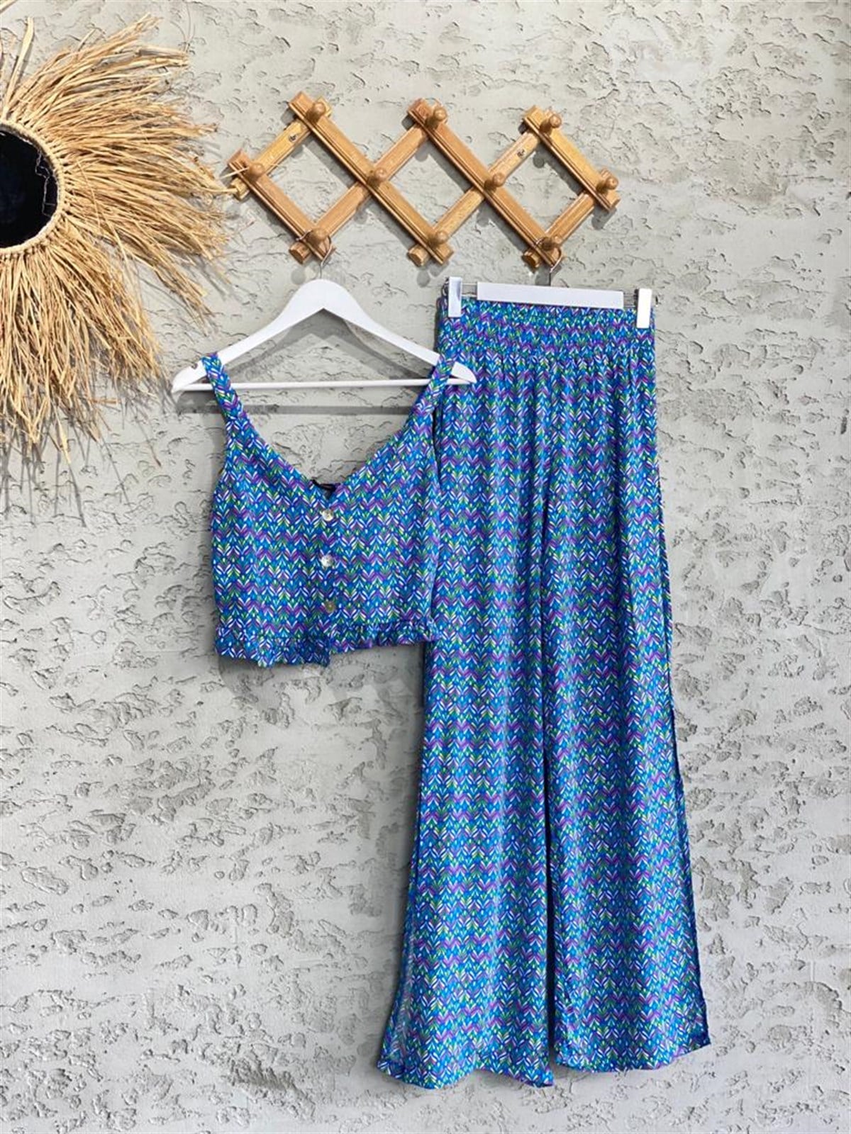 Renk Şeritli Askılı Bluz ve Beli Lastikli Bol Paça Pantolon Takım (Mavi)