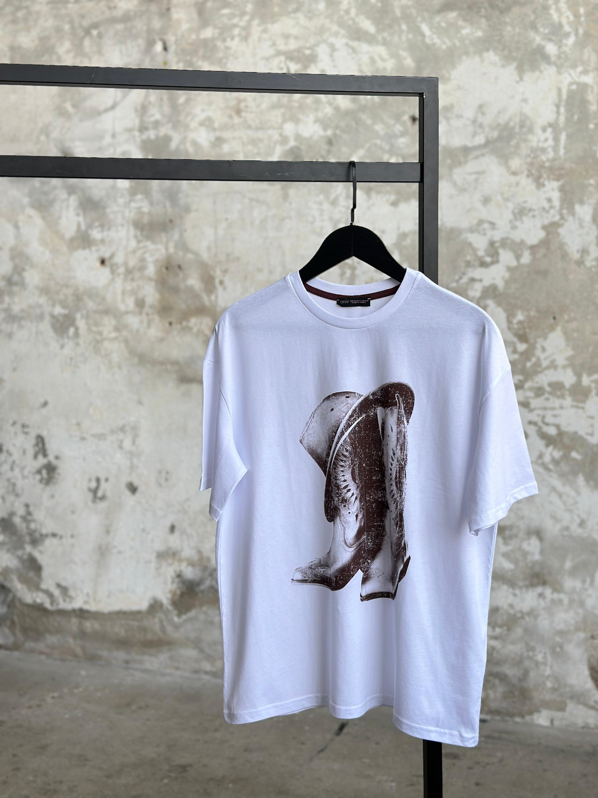 Şapkalı Çizme Basklı Oversize Tişört (Beyaz)