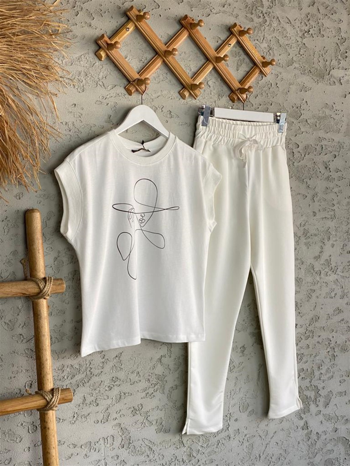 Şapkalı Kız Çizgili Tshirt (Beyaz)