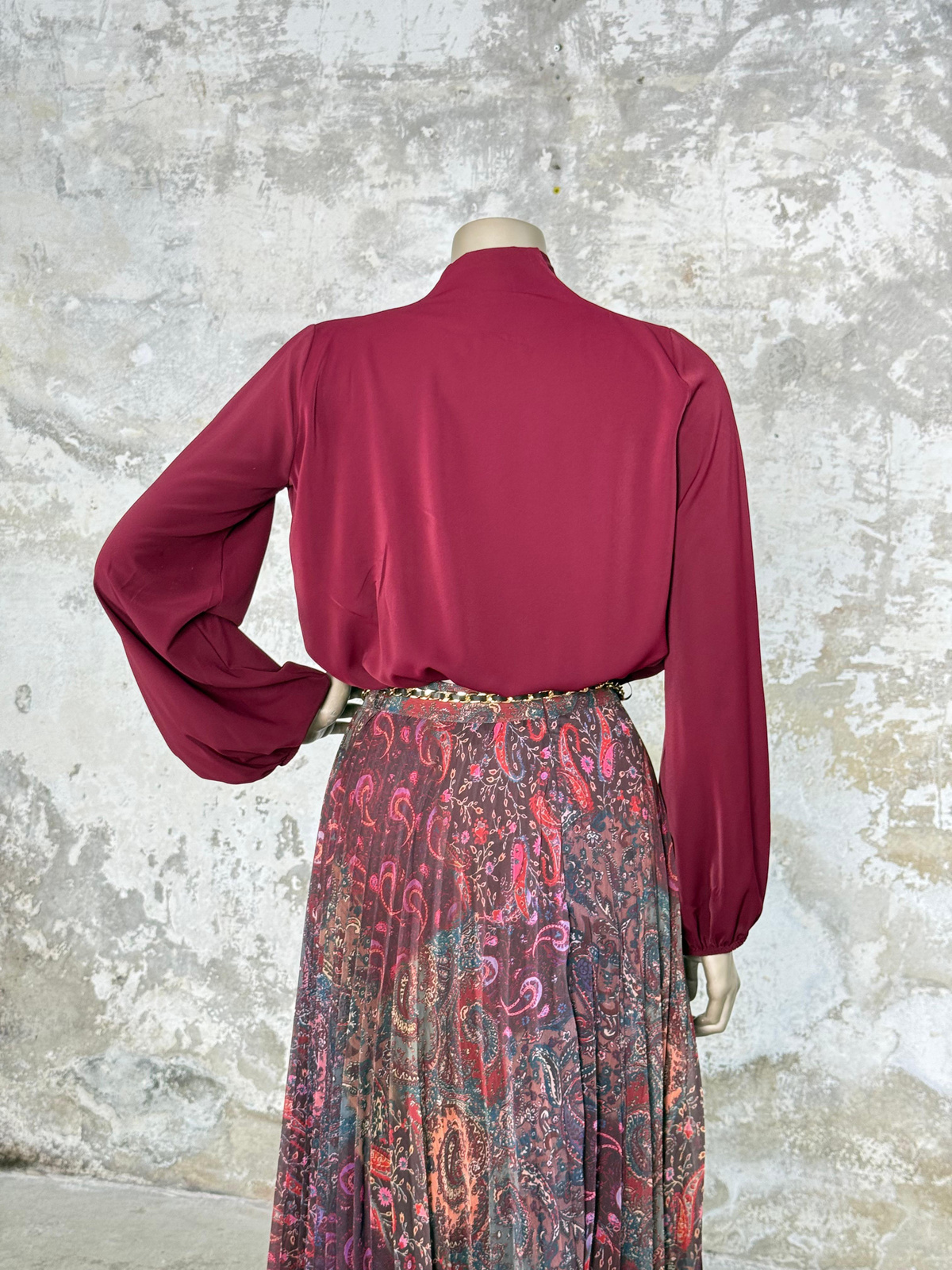 Saten Kumaş Kruvaze Yaka Broş Detaylı Bluz (Bordo)