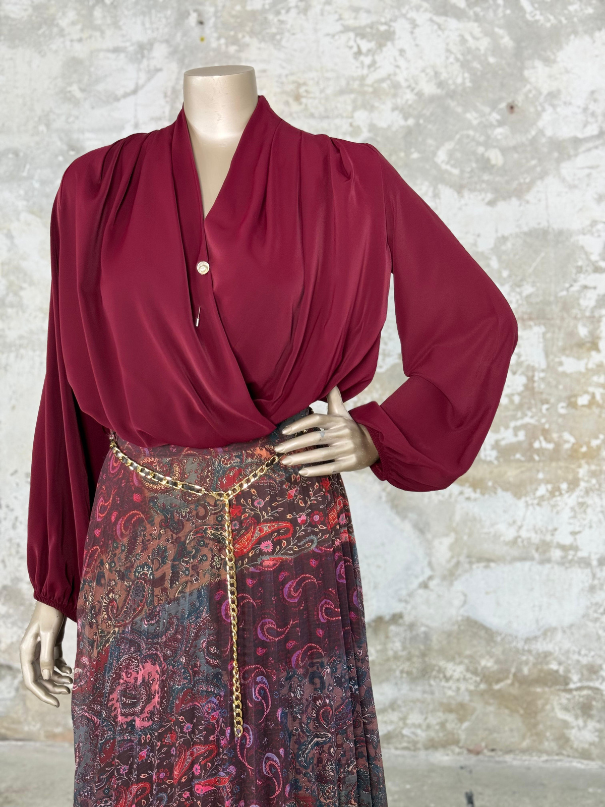 Saten Kumaş Kruvaze Yaka Broş Detaylı Bluz (Bordo)