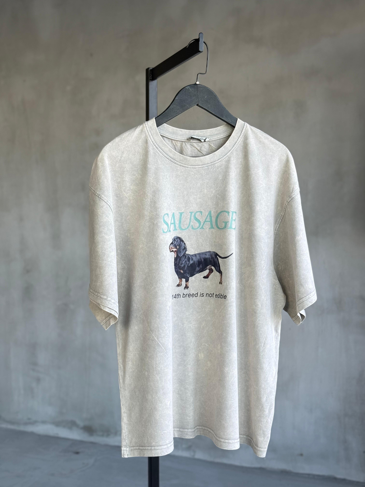 Sausage Köpek Baskılı Taş Yıkamalı Oversize Dokuma Tişört (Taş)