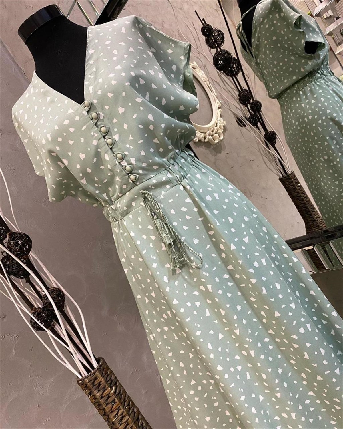 Sırt Detaylı Beli Lastikli Midi Boy Elbise (MİNT)