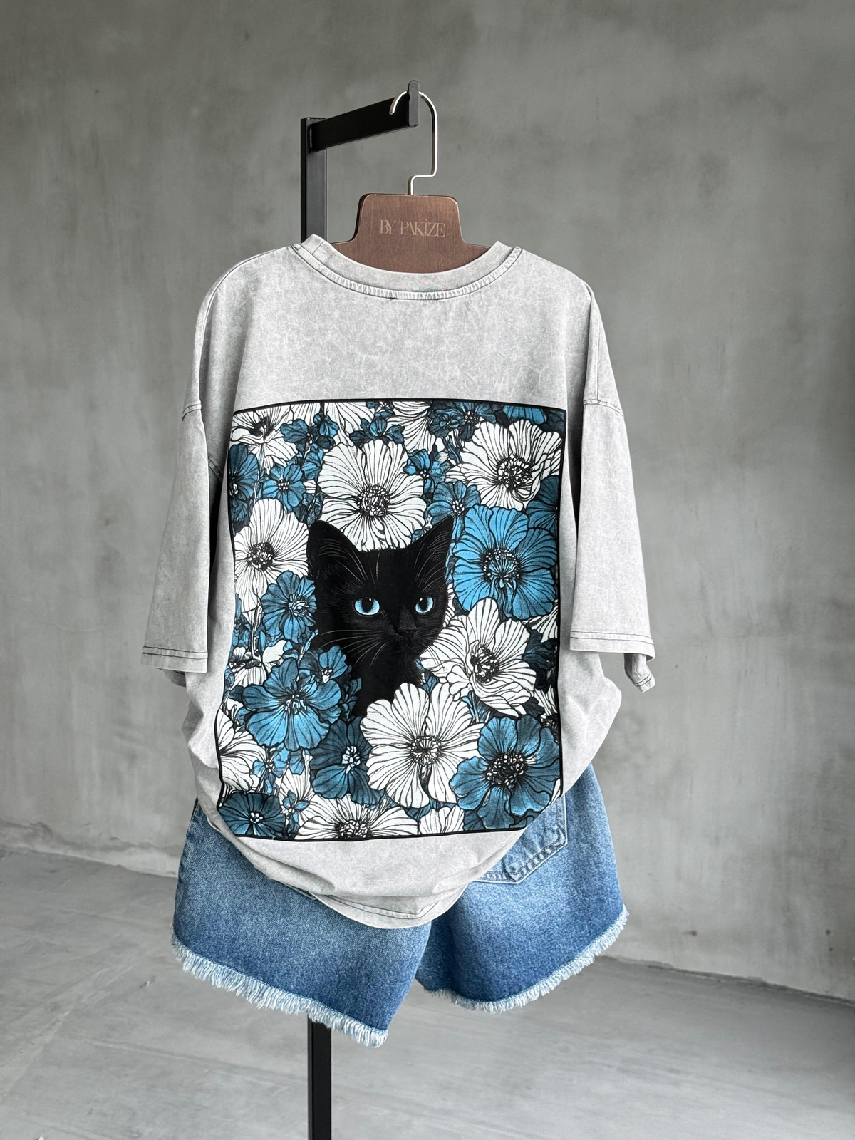 Sırt Kedi Baskılı Taş Yıkamalı Oversize Tişört (Gri)