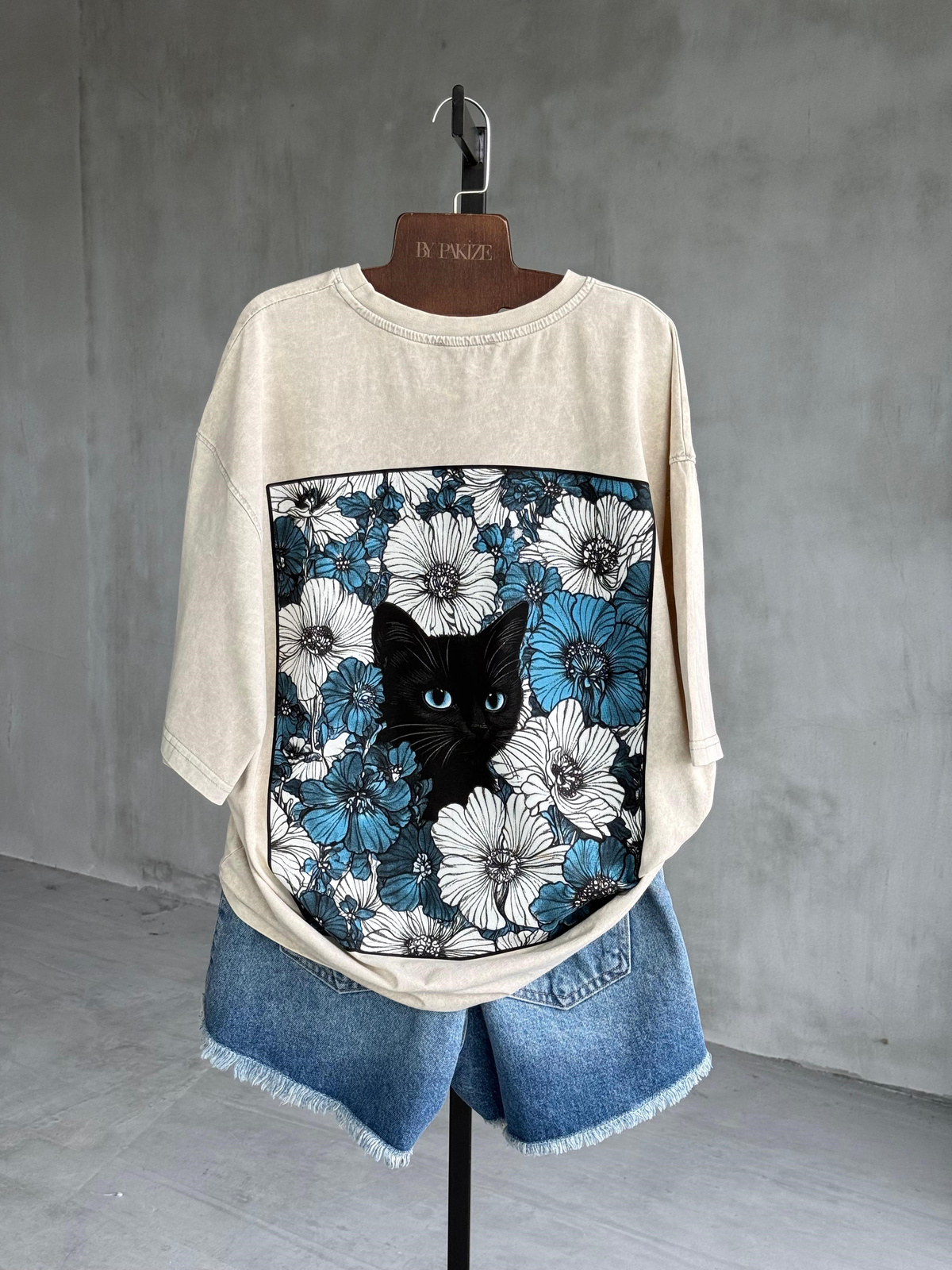 Sırt Kedi Baskılı Taş Yıkamalı Oversize Tişört (Bej)