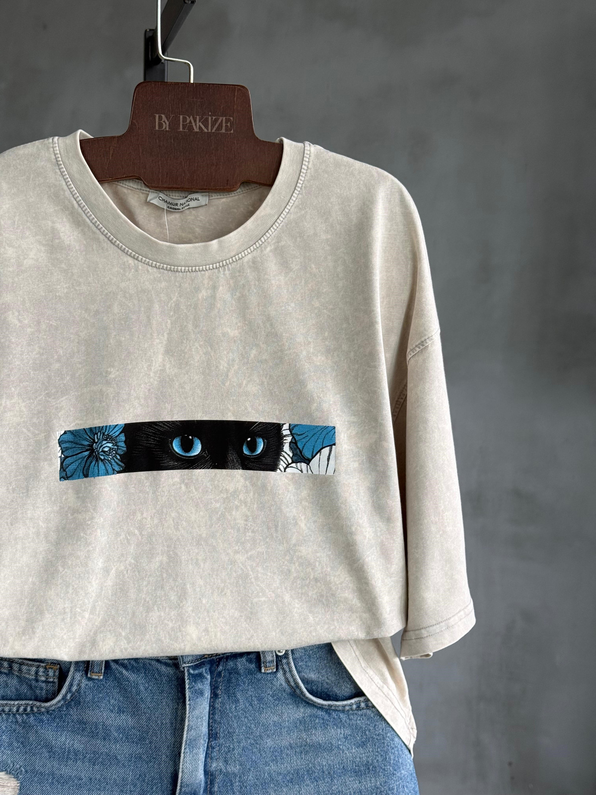 Sırt Kedi Baskılı Taş Yıkamalı Oversize Tişört (Bej)
