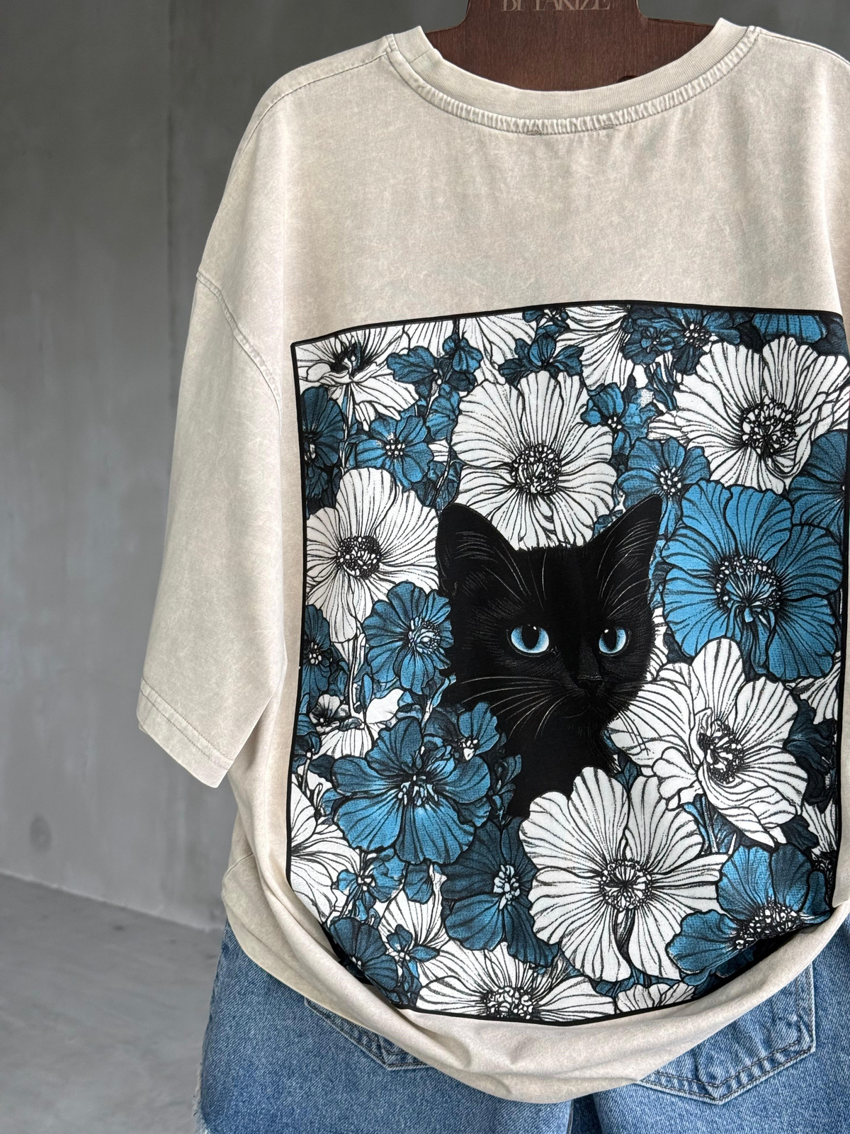 Sırt Kedi Baskılı Taş Yıkamalı Oversize Tişört (Bej)