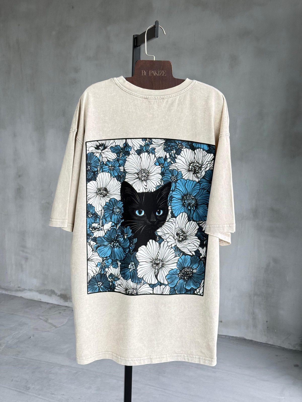Sırt Kedi Baskılı Taş Yıkamalı Oversize Tişört (Bej)