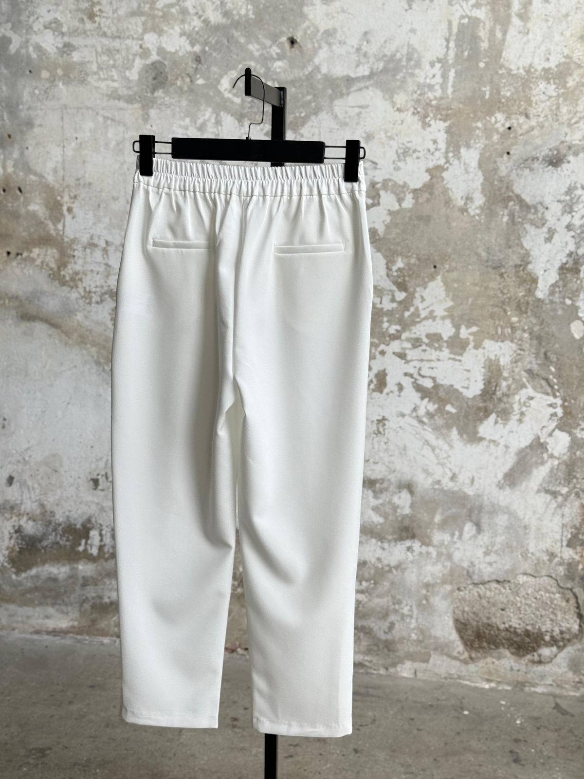 Sırt Lastik Detaylı Havuç Model Pantolon (Beyaz)