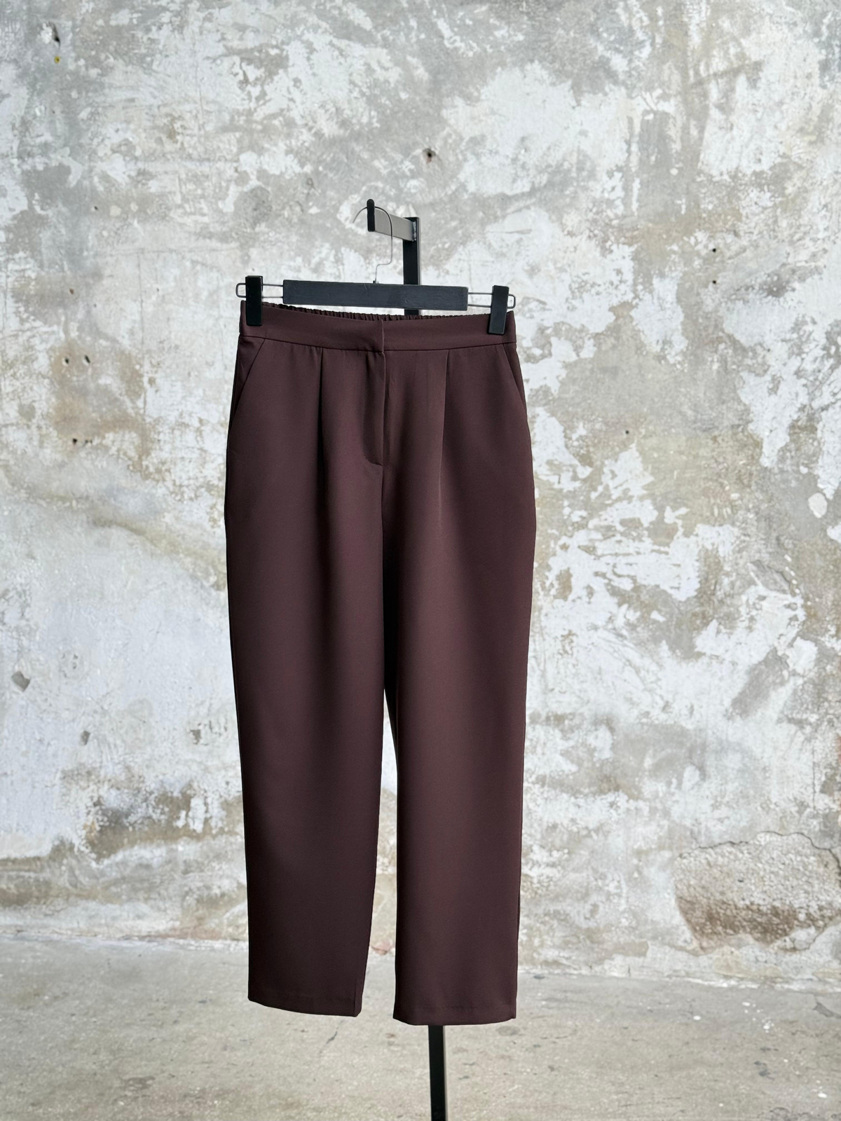 Sırt Lastik Detaylı Havuç Model Pantolon (Kahve)