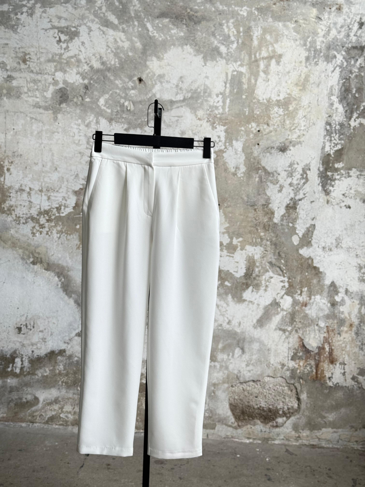 Sırt Lastik Detaylı Havuç Model Pantolon (Beyaz)