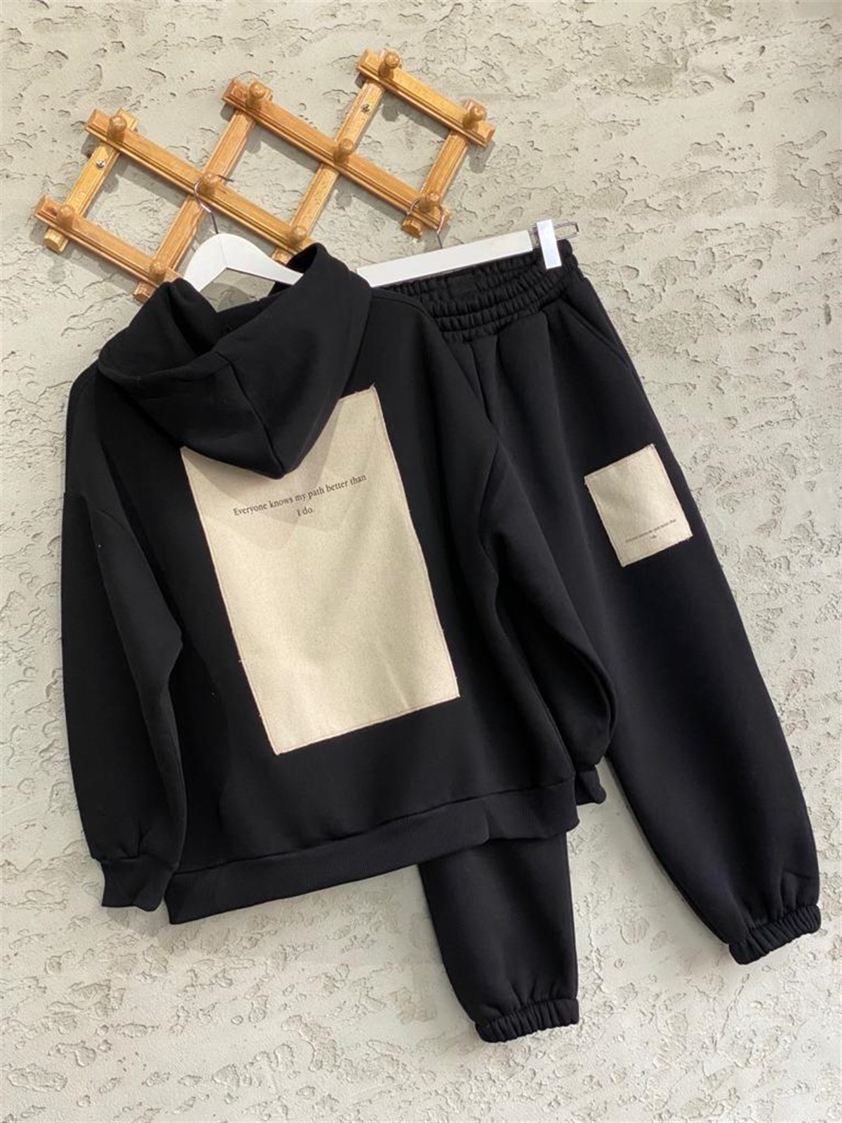 SIRT MODEL DETAYLI KAPÜŞONLU SWEATSHİRT JOGGER PANTOLON TAKIM (SİYAH)