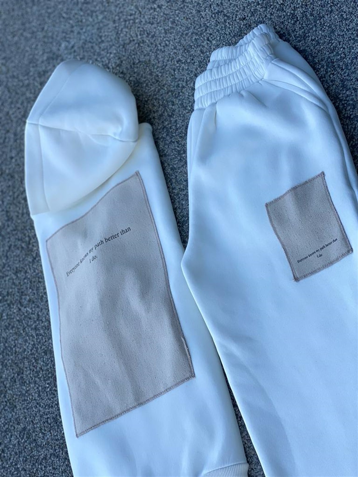 SIRT MODEL DETAYLI KAPÜŞONLU SWEATSHİRT JOGGER PANTOLON TAKIM (BEYAZ)