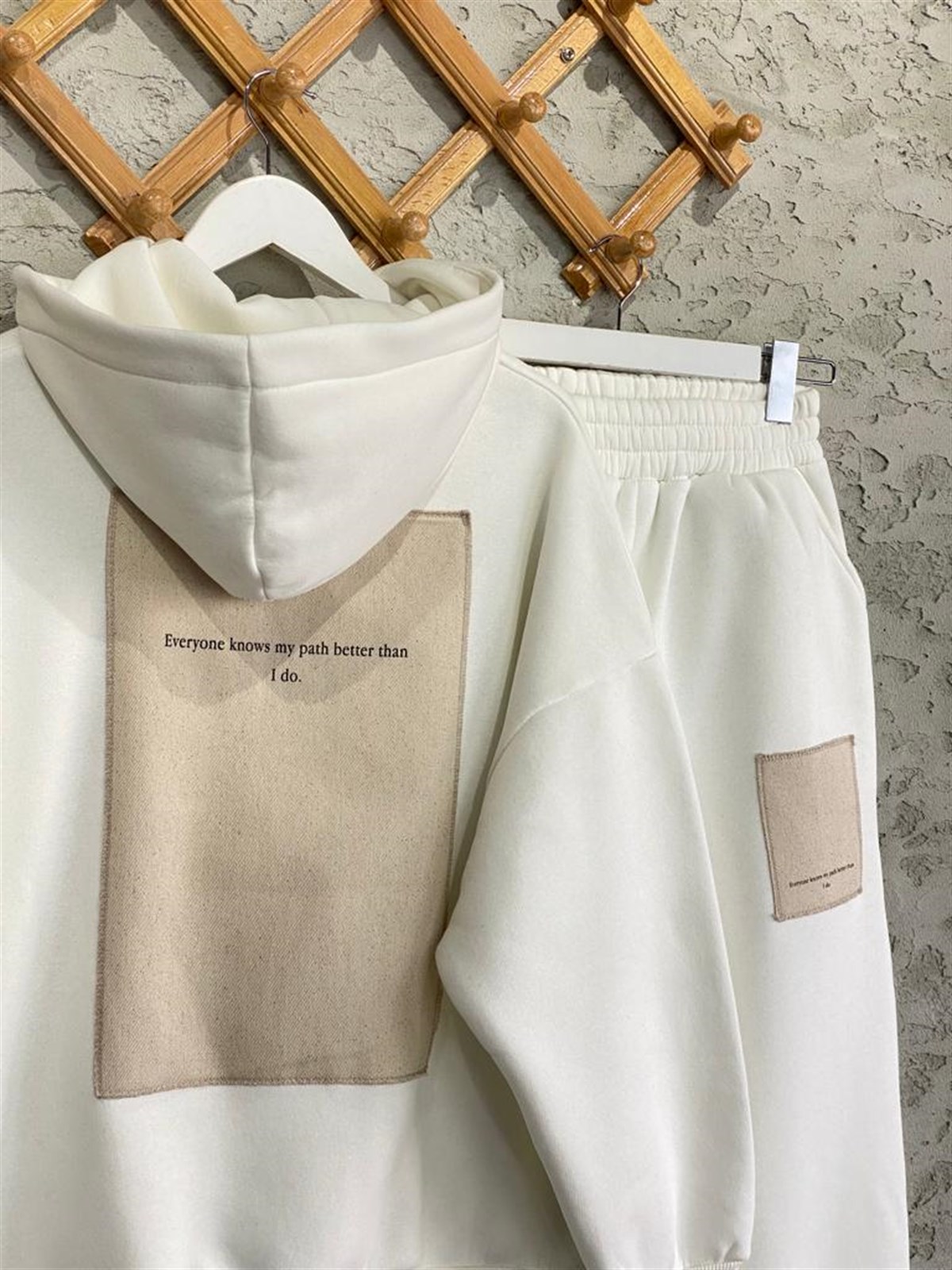 SIRT MODEL DETAYLI KAPÜŞONLU SWEATSHİRT JOGGER PANTOLON TAKIM (BEYAZ)