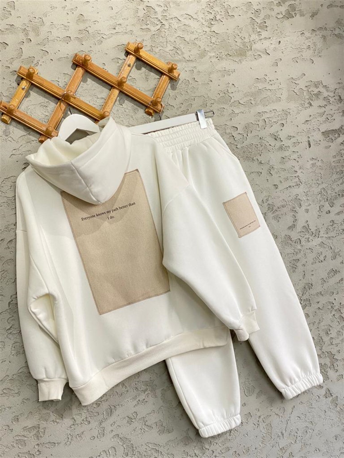 SIRT MODEL DETAYLI KAPÜŞONLU SWEATSHİRT JOGGER PANTOLON TAKIM (BEYAZ)
