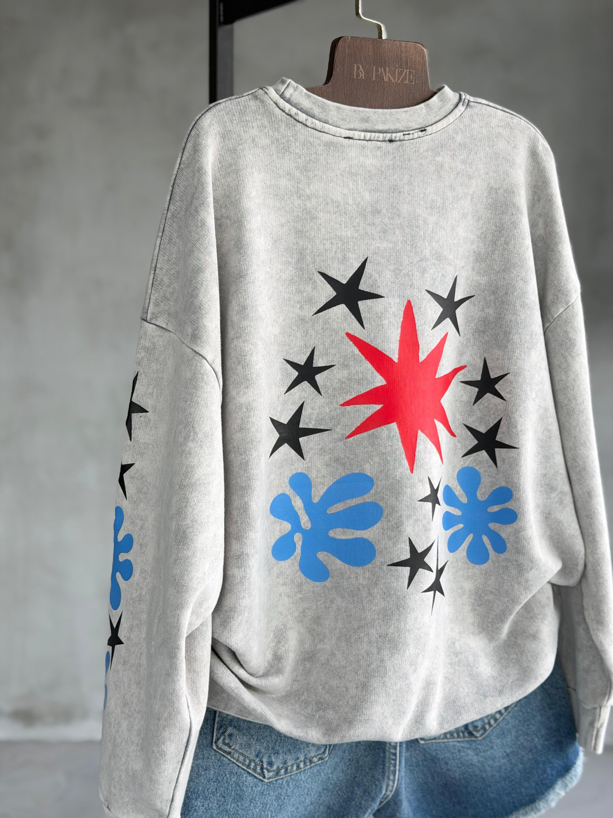 Sırt ve Kol Baskılı Tasarım Taş Yıkama Sweatshirt (Gri)