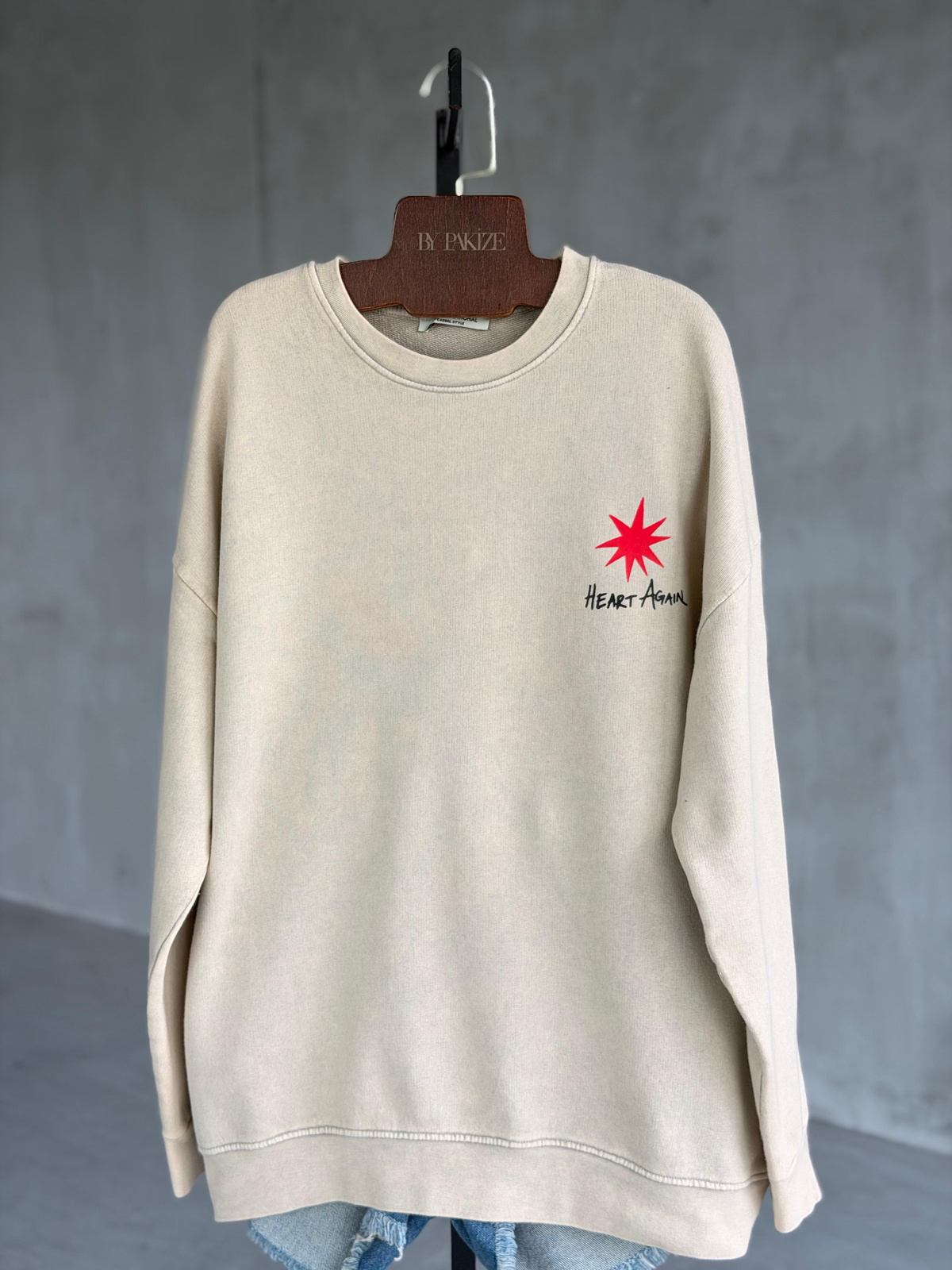 Sırt ve Kol Baskılı Tasarım Taş Yıkama Sweatshirt (Taş)