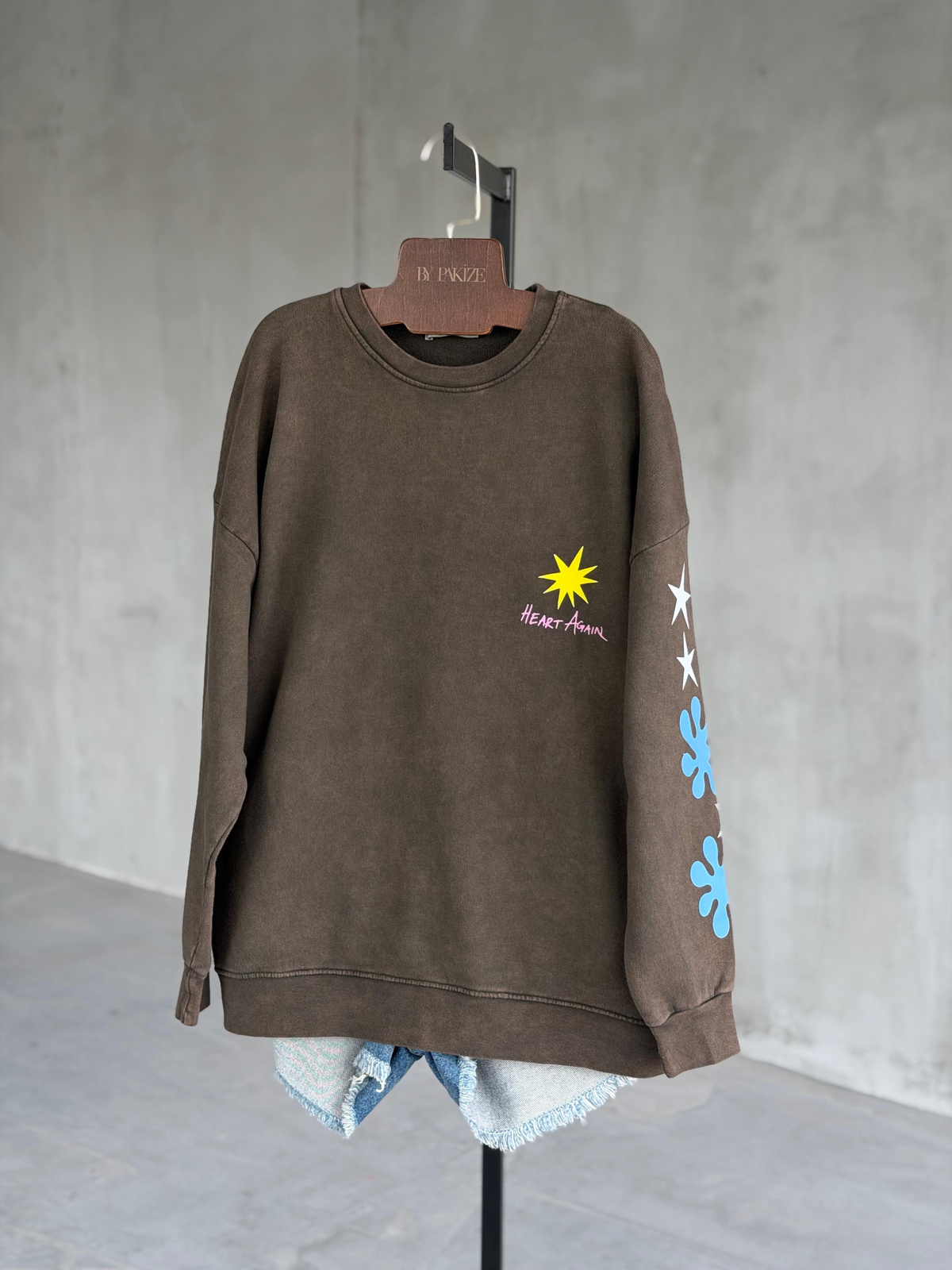 Sırt ve Kol Baskılı Tasarım Taş Yıkama Sweatshirt (Kahve)