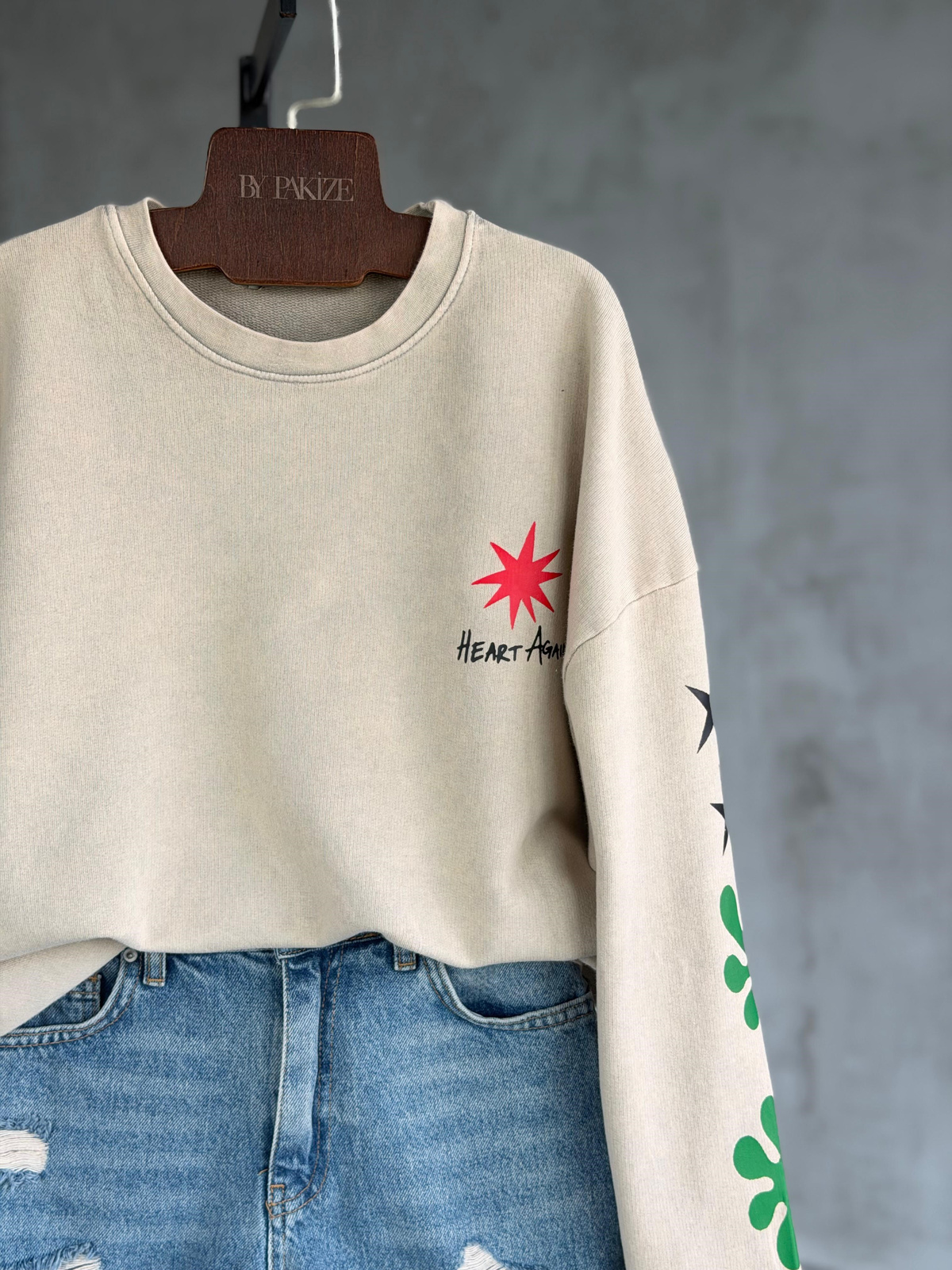 Sırt ve Kol Baskılı Tasarım Taş Yıkama Sweatshirt (Taş)