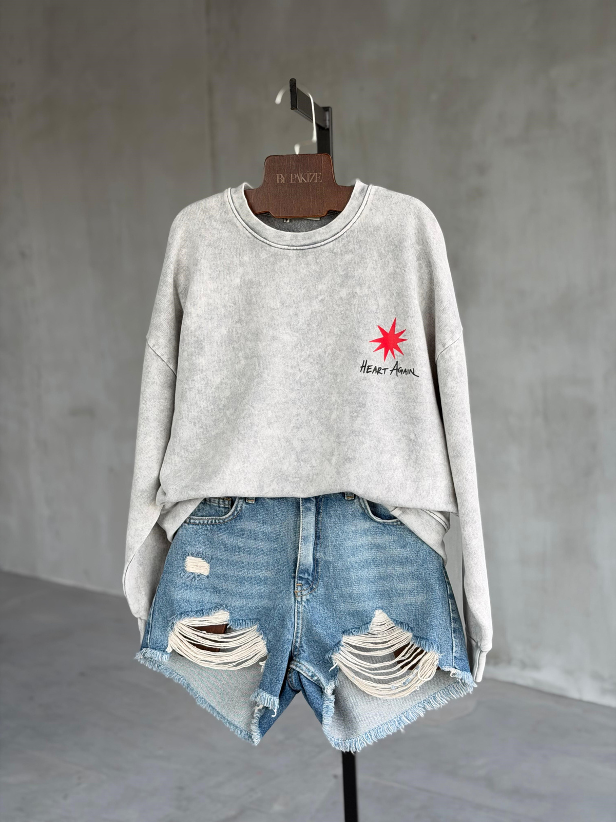Sırt ve Kol Baskılı Tasarım Taş Yıkama Sweatshirt (Gri)