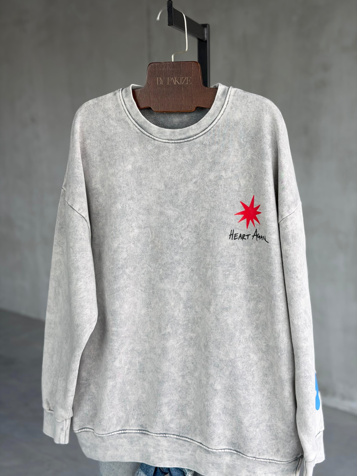 Sırt ve Kol Baskılı Tasarım Taş Yıkama Sweatshirt (Gri)