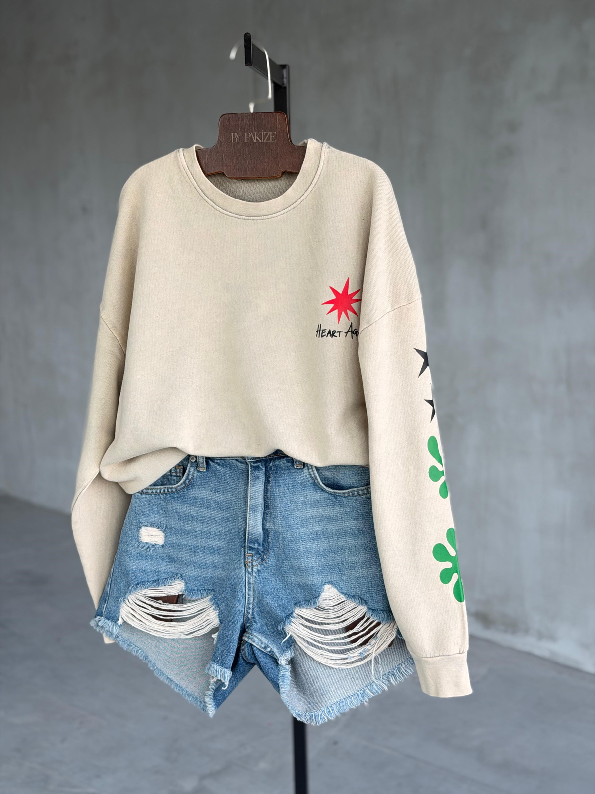Sırt ve Kol Baskılı Tasarım Taş Yıkama Sweatshirt (Taş)