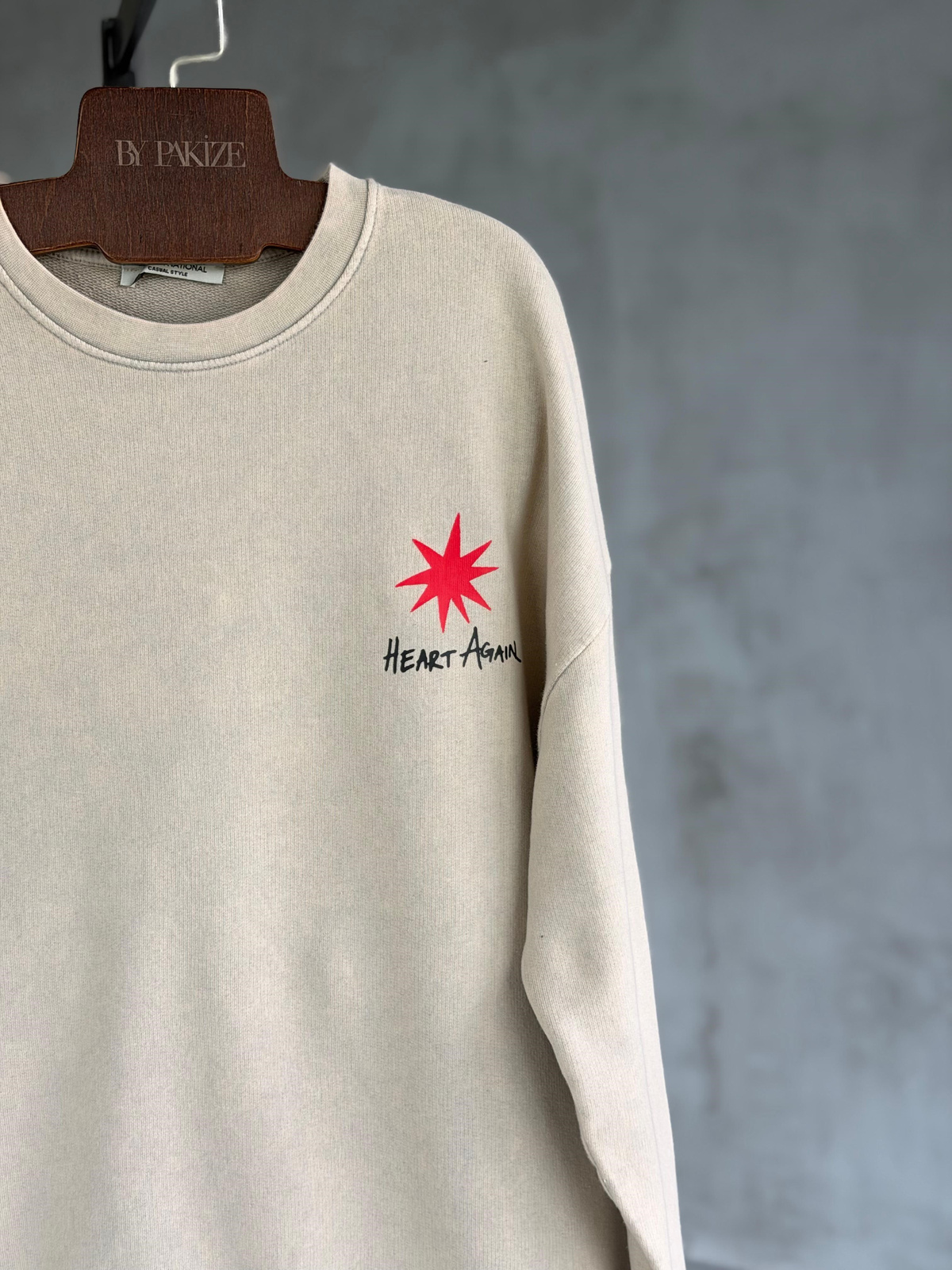 Sırt ve Kol Baskılı Tasarım Taş Yıkama Sweatshirt (Taş)