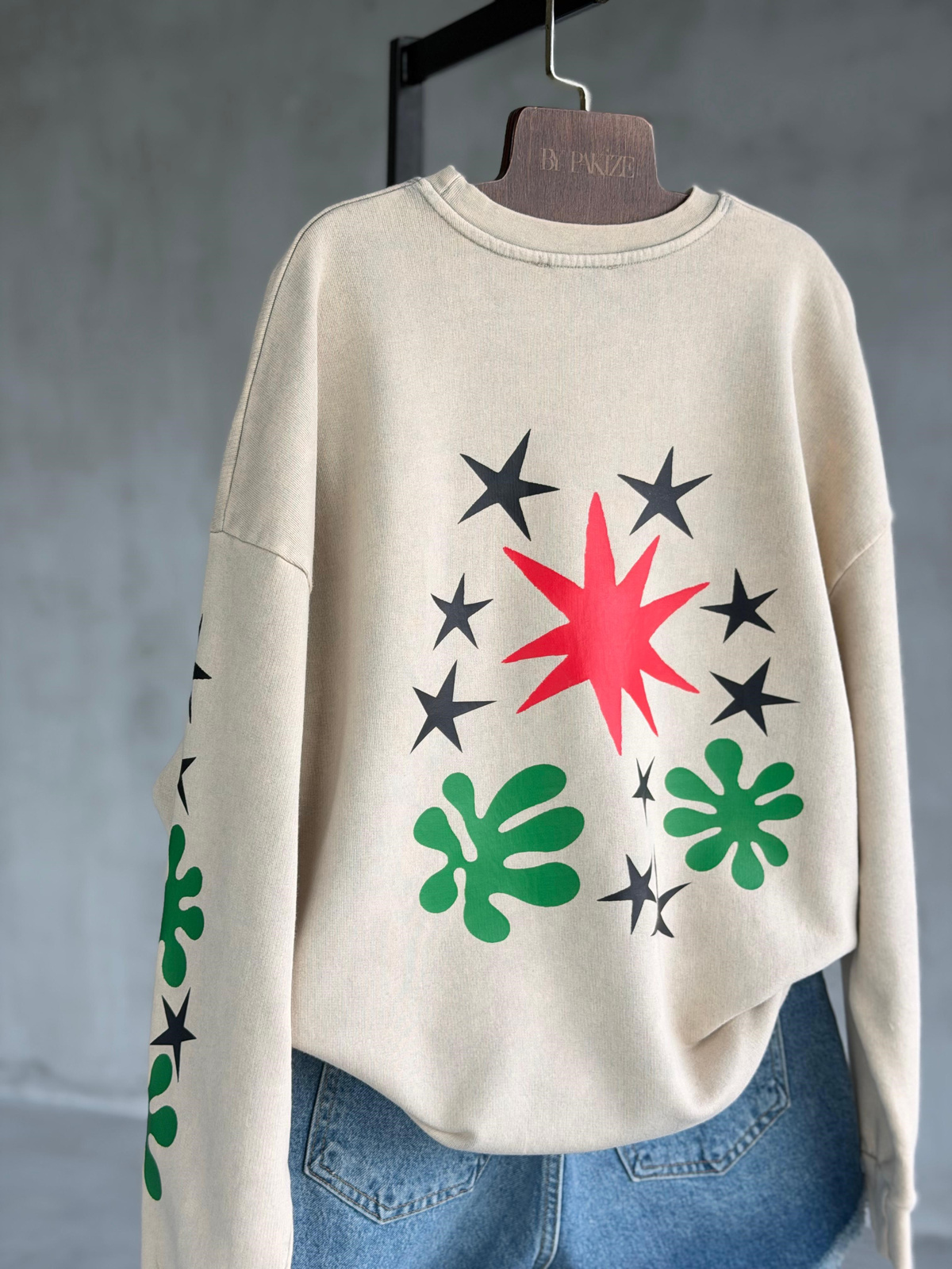 Sırt ve Kol Baskılı Tasarım Taş Yıkama Sweatshirt (Taş)