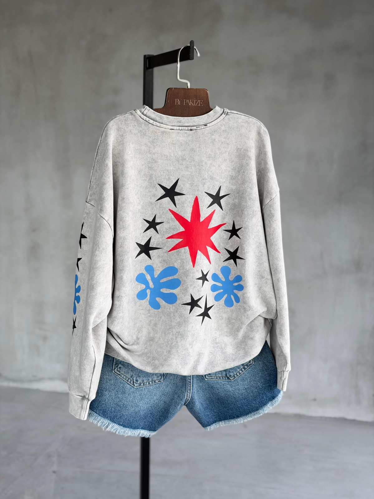 Sırt ve Kol Baskılı Tasarım Taş Yıkama Sweatshirt (Gri)