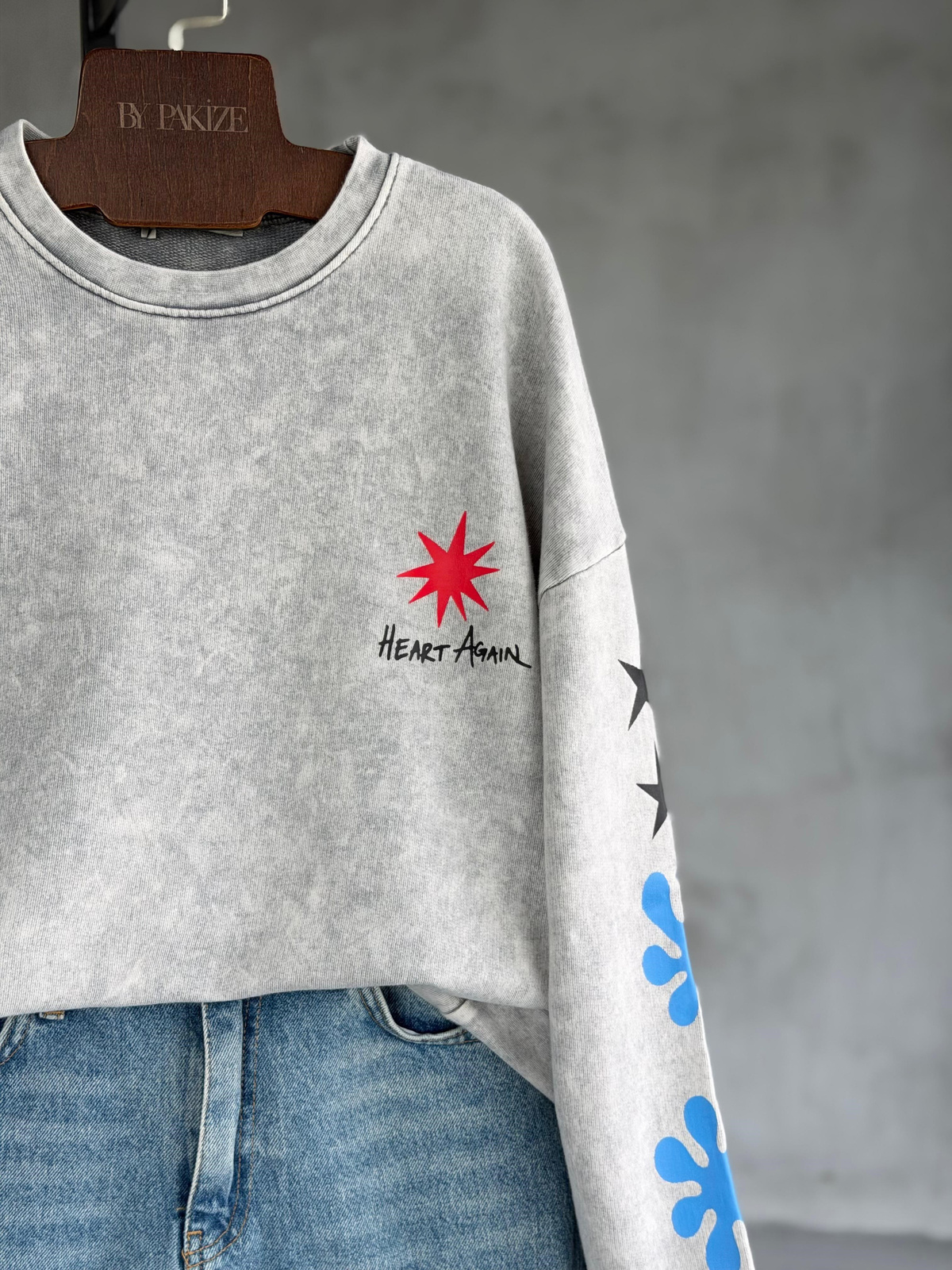 Sırt ve Kol Baskılı Tasarım Taş Yıkama Sweatshirt (Gri)