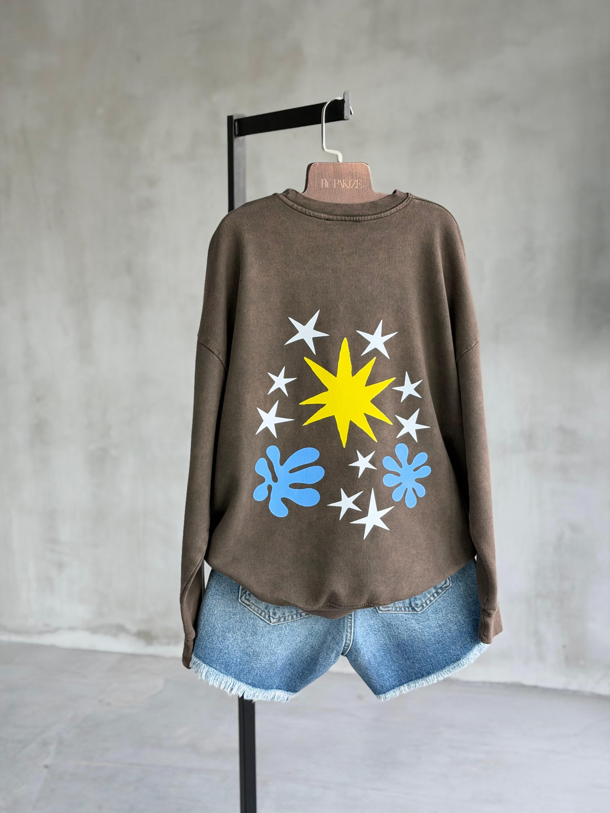 Sırt ve Kol Baskılı Tasarım Taş Yıkama Sweatshirt (Kahve)
