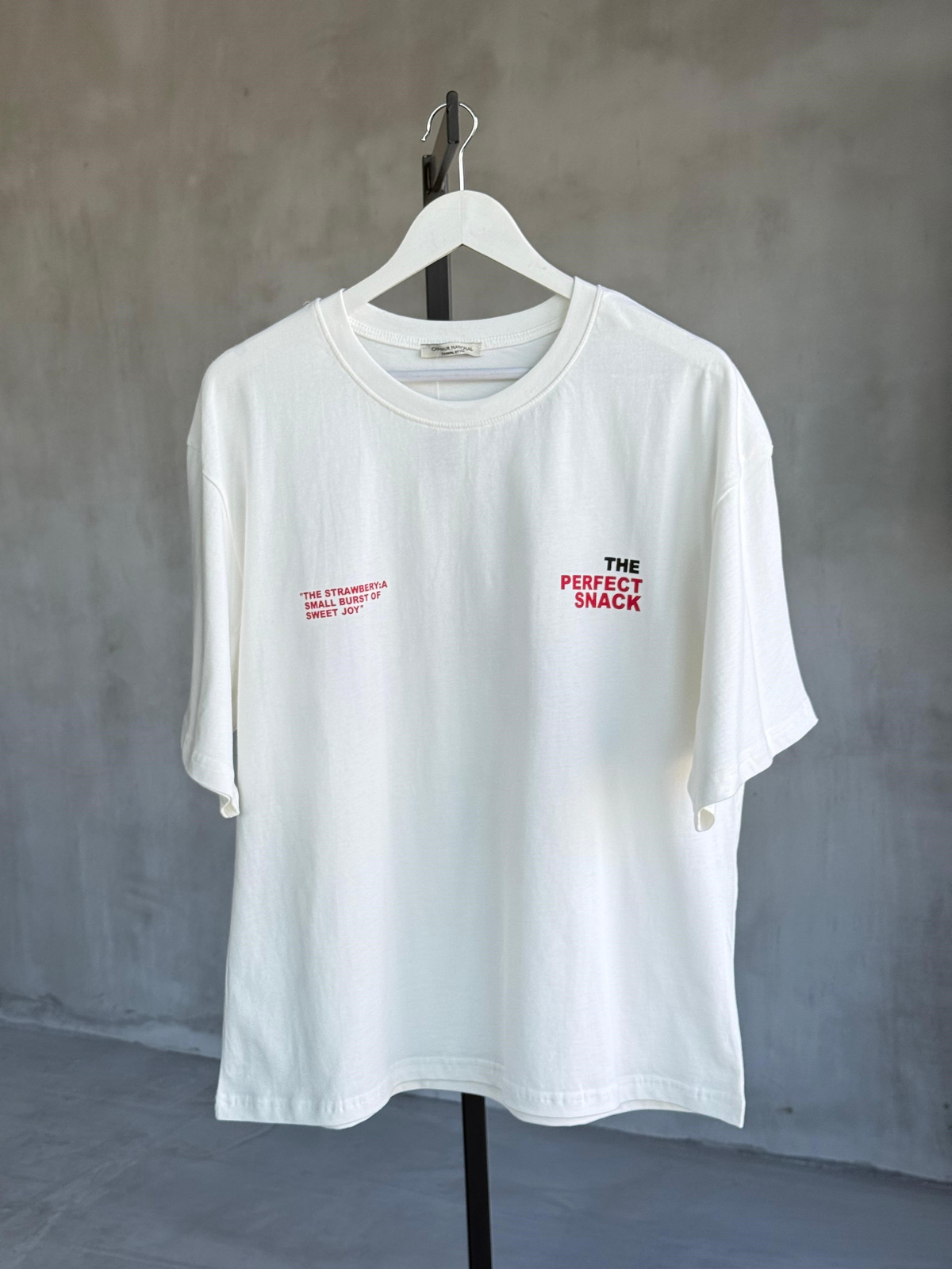 Sırtı Çilek Baskılı Oversize Tişört (Beyaz)