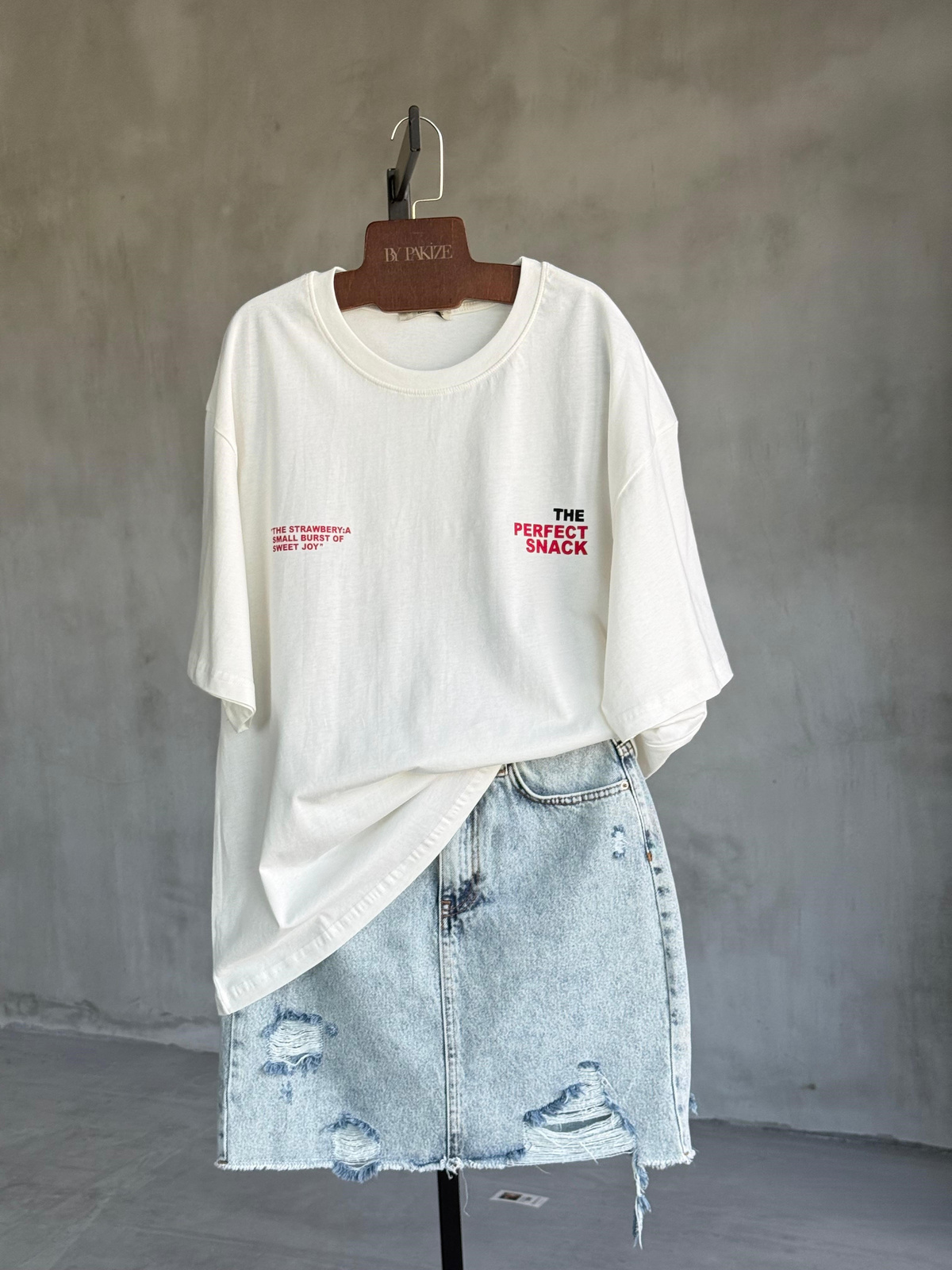 Sırtı Çilek Baskılı Oversize Tişört (Beyaz)