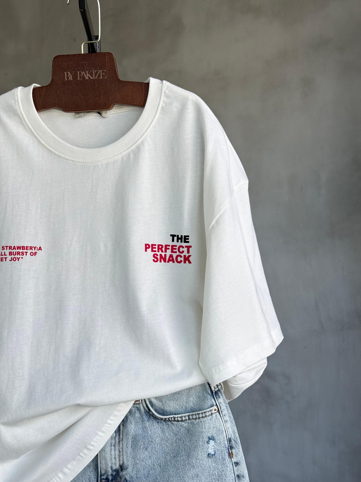 Sırtı Çilek Baskılı Oversize Tişört (Beyaz)