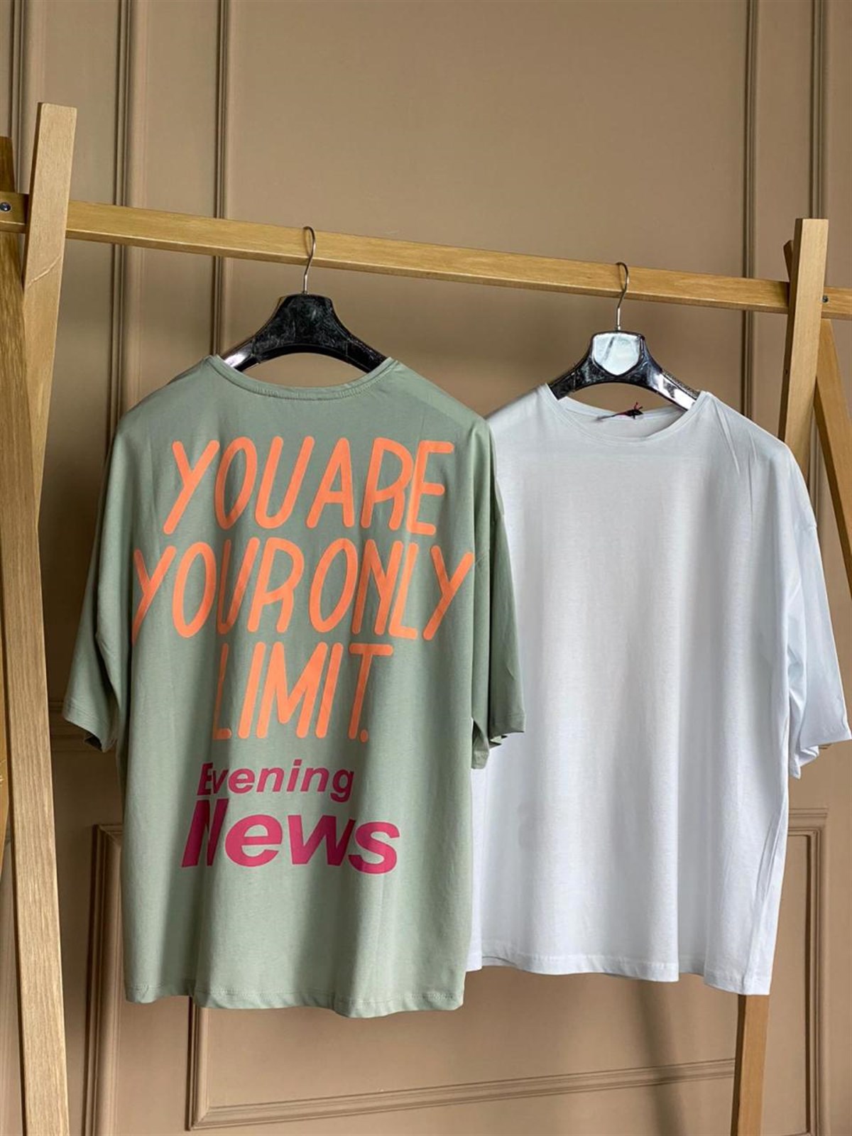 Sırtı Yazı Detaylı Salaş Tshirt (MİNT & BEYAZ)