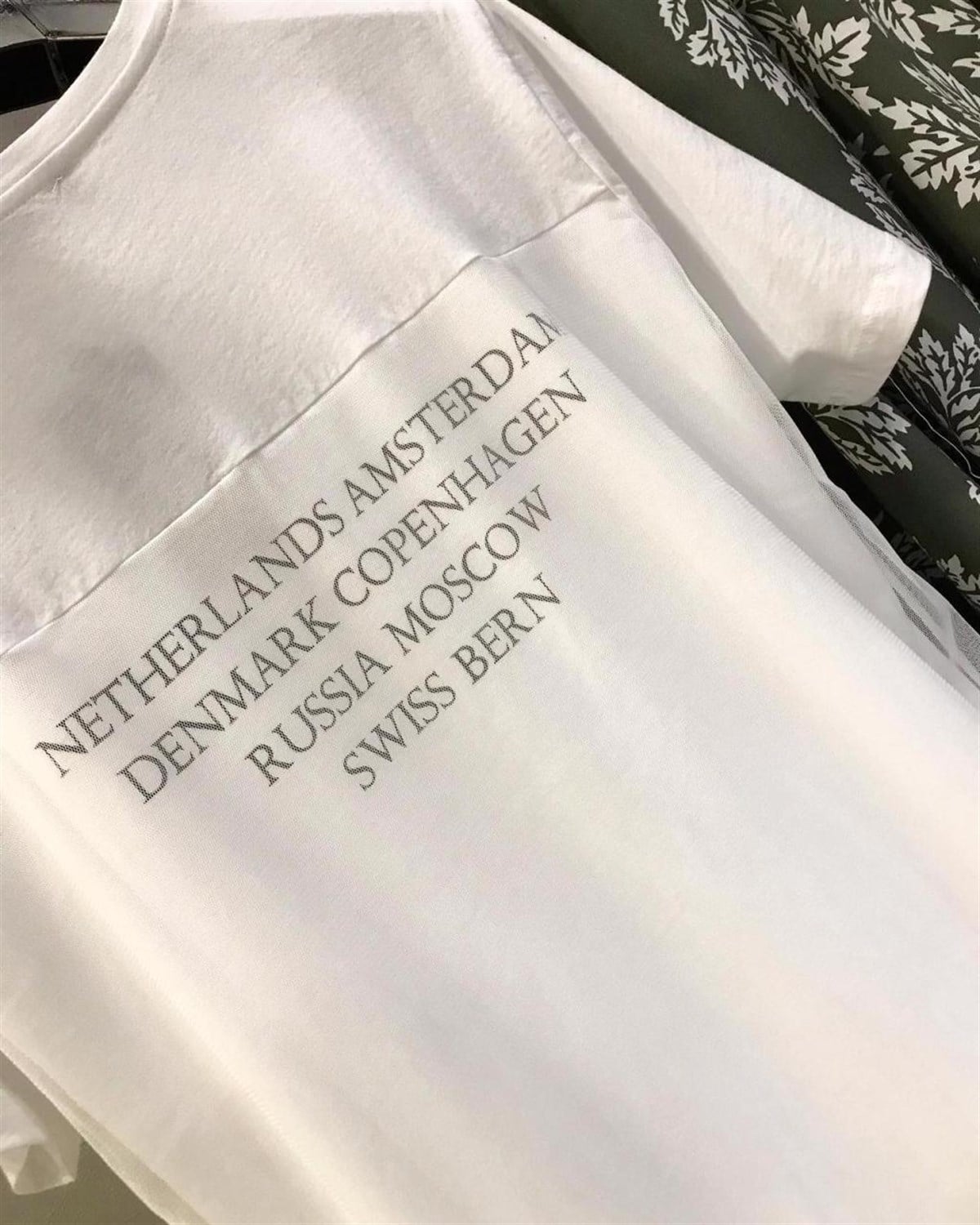 Sırtı Yazı ve Tül Detaylı Tshirt