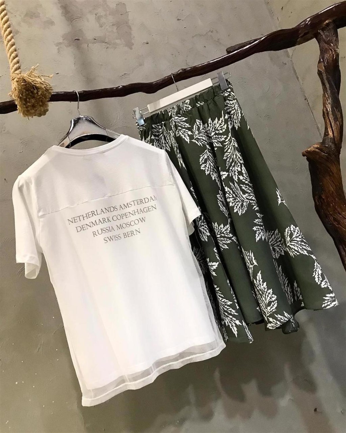 Sırtı Yazı ve Tül Detaylı Tshirt