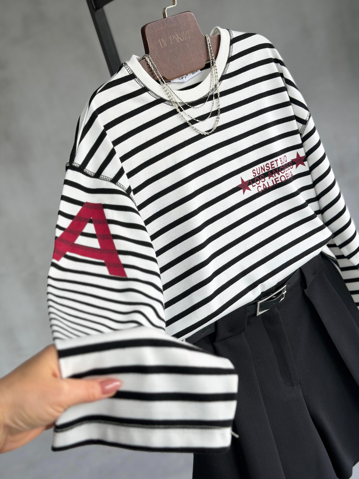 Sırtı Yıldız Baskılı Çizgili Salaş Sweatshirt (Beyaz)