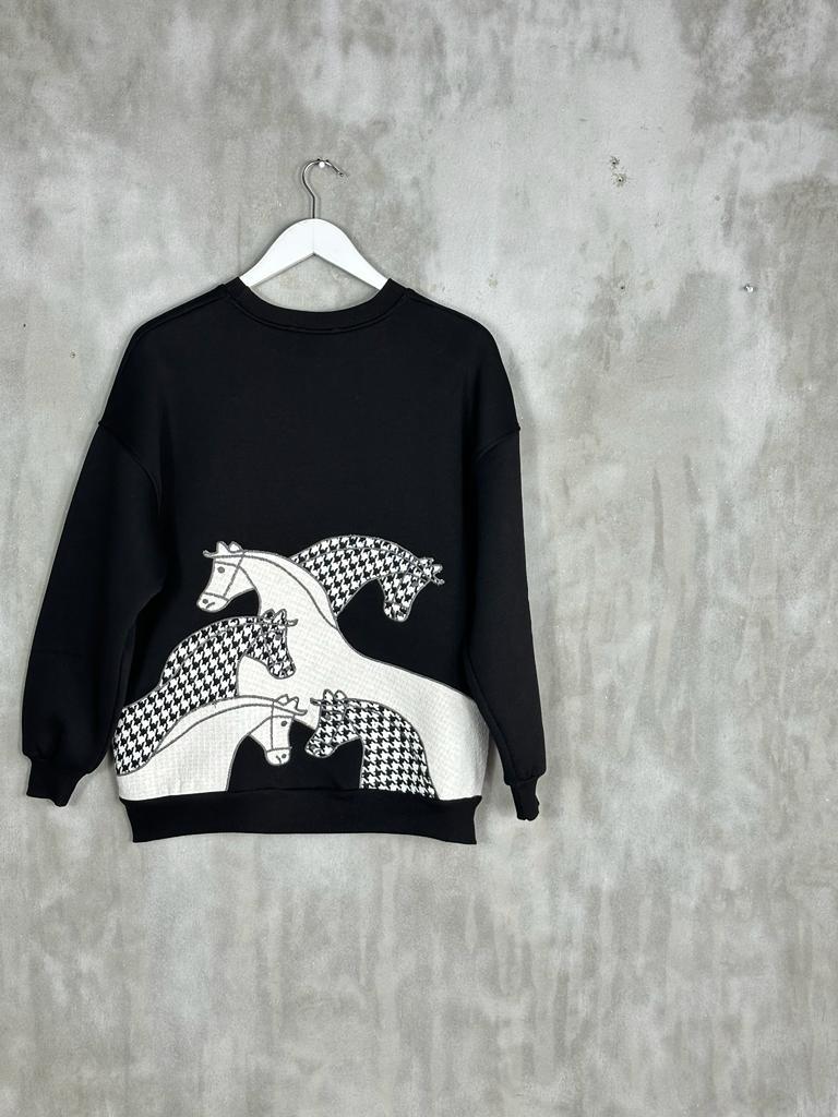 Sırtı Zebra Nakışlı Kadın Sweat (Siyah)