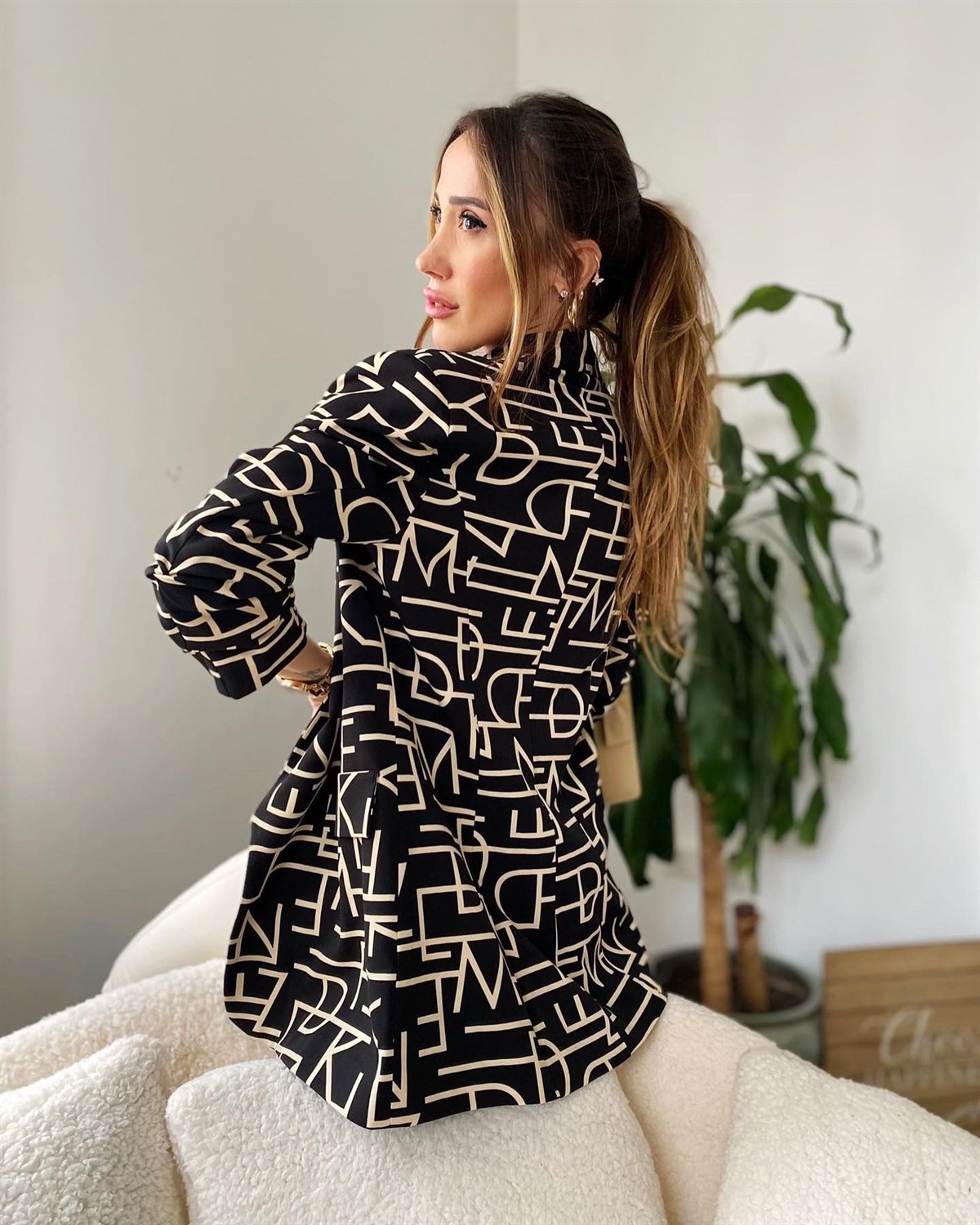 Siyah Bej Asimetrik Harf Detay Tasarım Blazer Ceket
