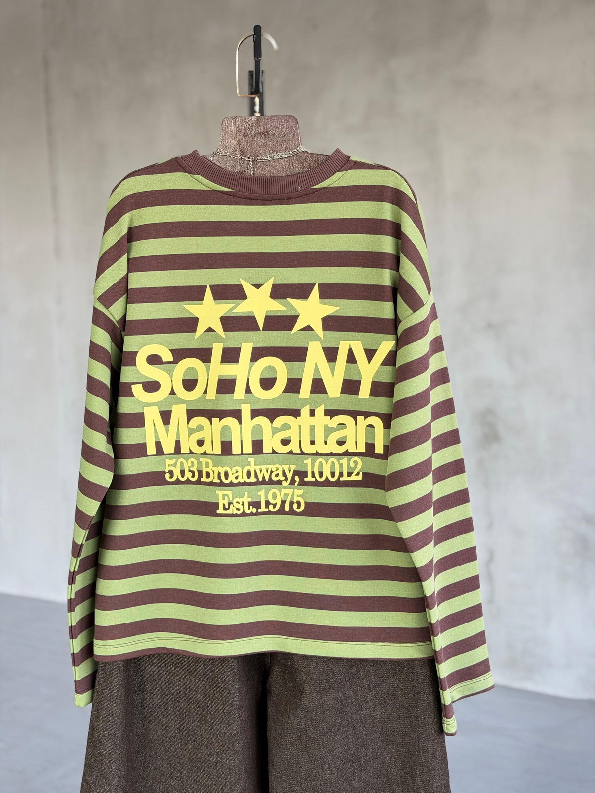 SoHo Manhattan Sırt Yıldız ve Yazı Baskılı Çizgili Sweatshirt(Kahve-Yeşi)