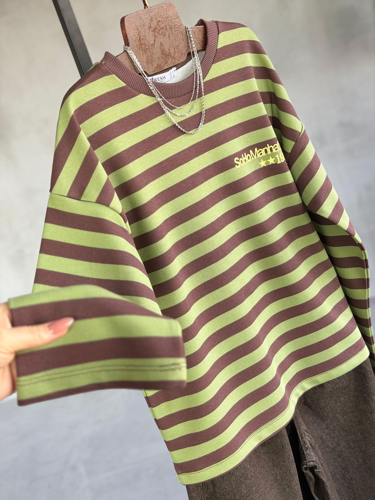 SoHo Manhattan Sırt Yıldız ve Yazı Baskılı Çizgili Sweatshirt(Kahve-Yeşi)