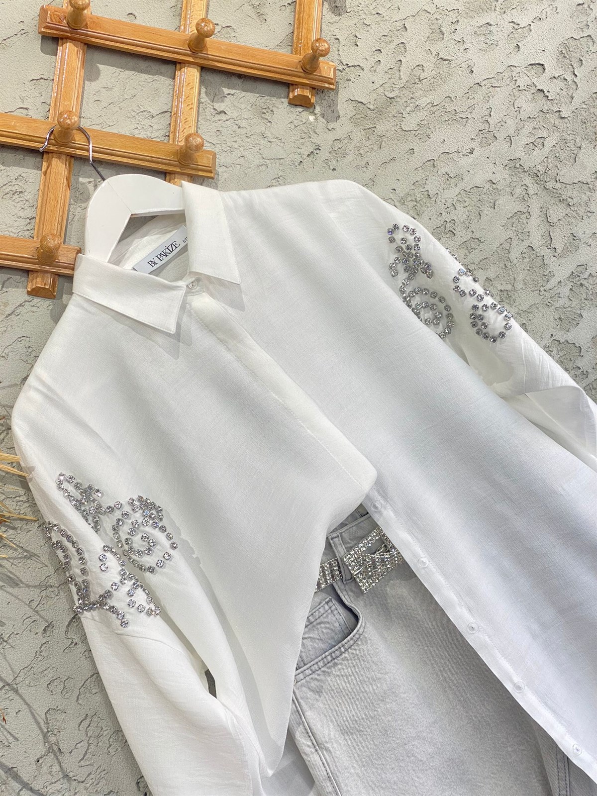 Taş İşlemeli Kol Detay Oversize Gömlek (Beyaz)