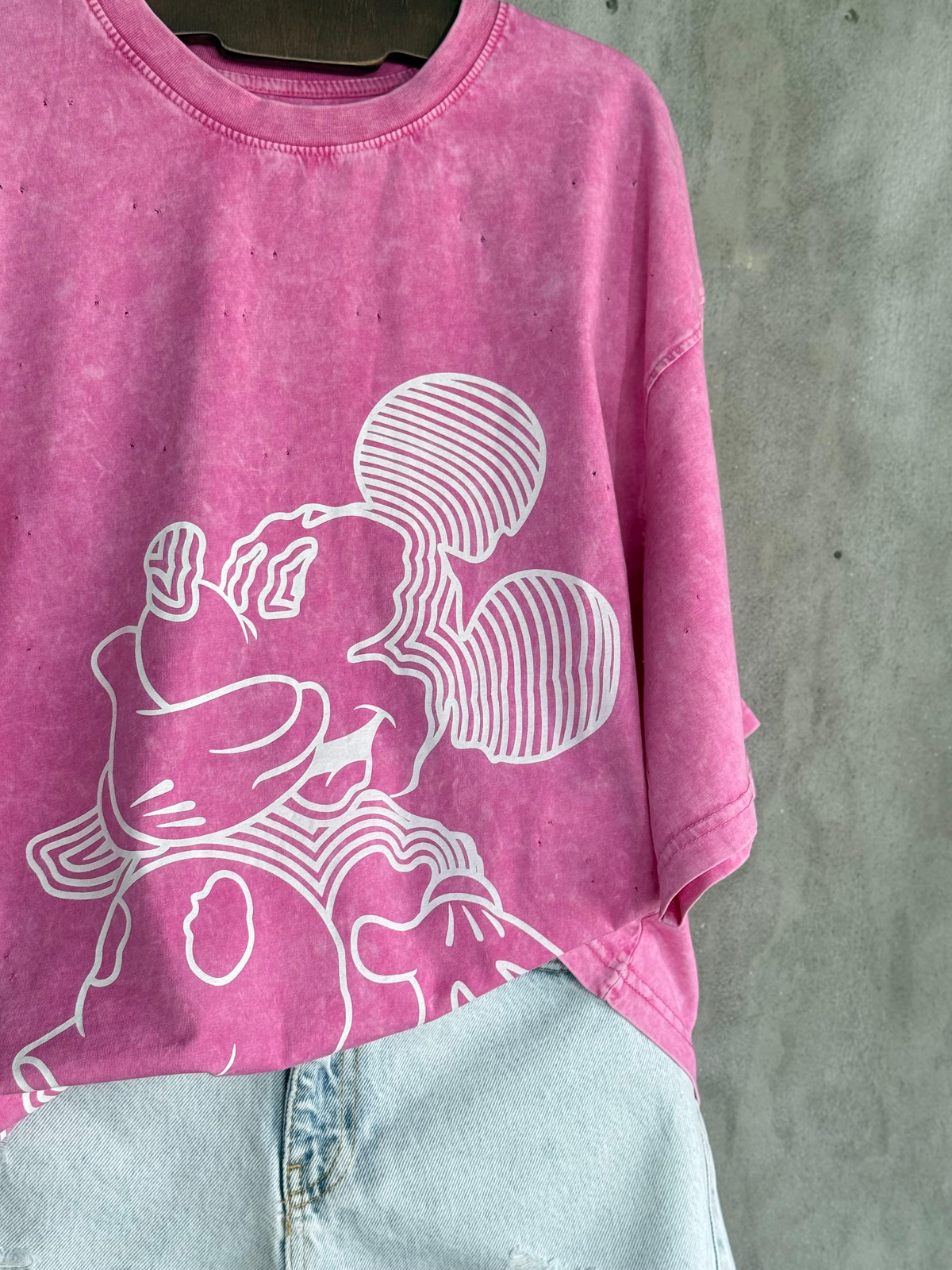 Taş Yıkamalı Beyaz Mickey Baskılı Oversize Dokuma Tişört (Pembe)