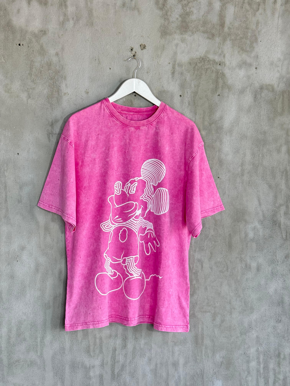 Taş Yıkamalı Beyaz Mickey Baskılı Oversize Dokuma Tişört (Pembe)