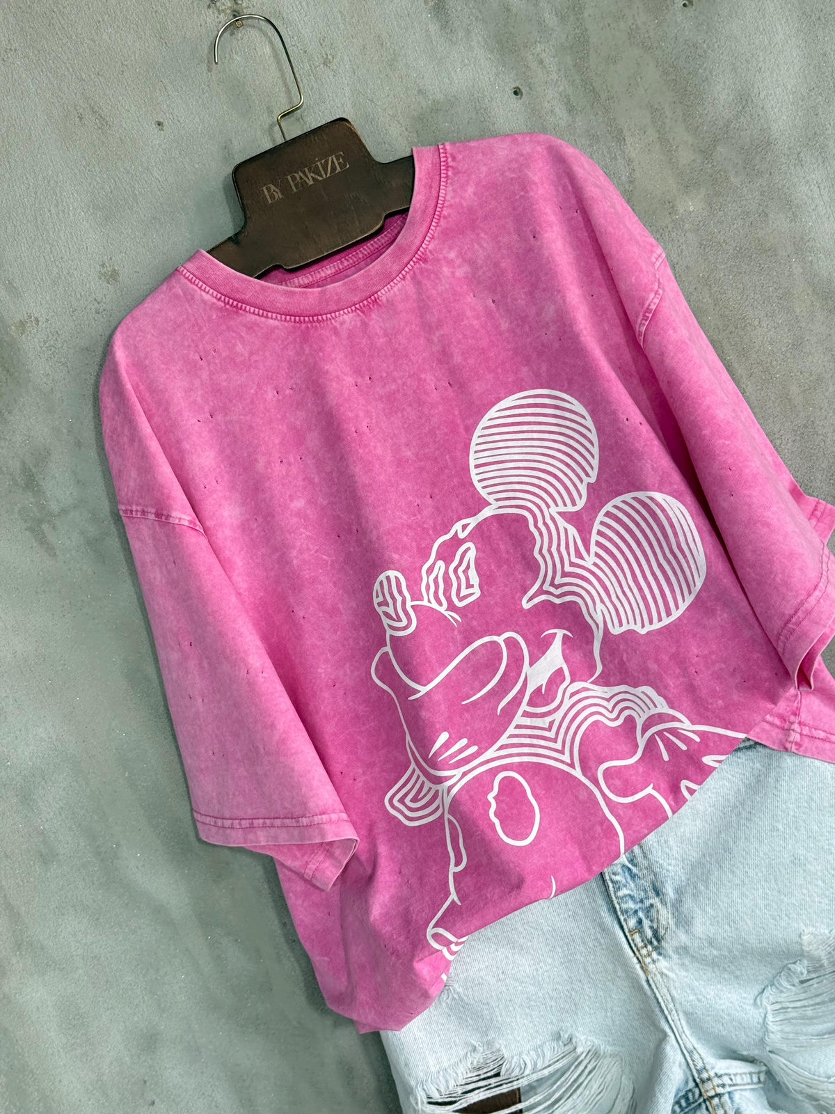 Taş Yıkamalı Beyaz Mickey Baskılı Oversize Dokuma Tişört (Pembe)